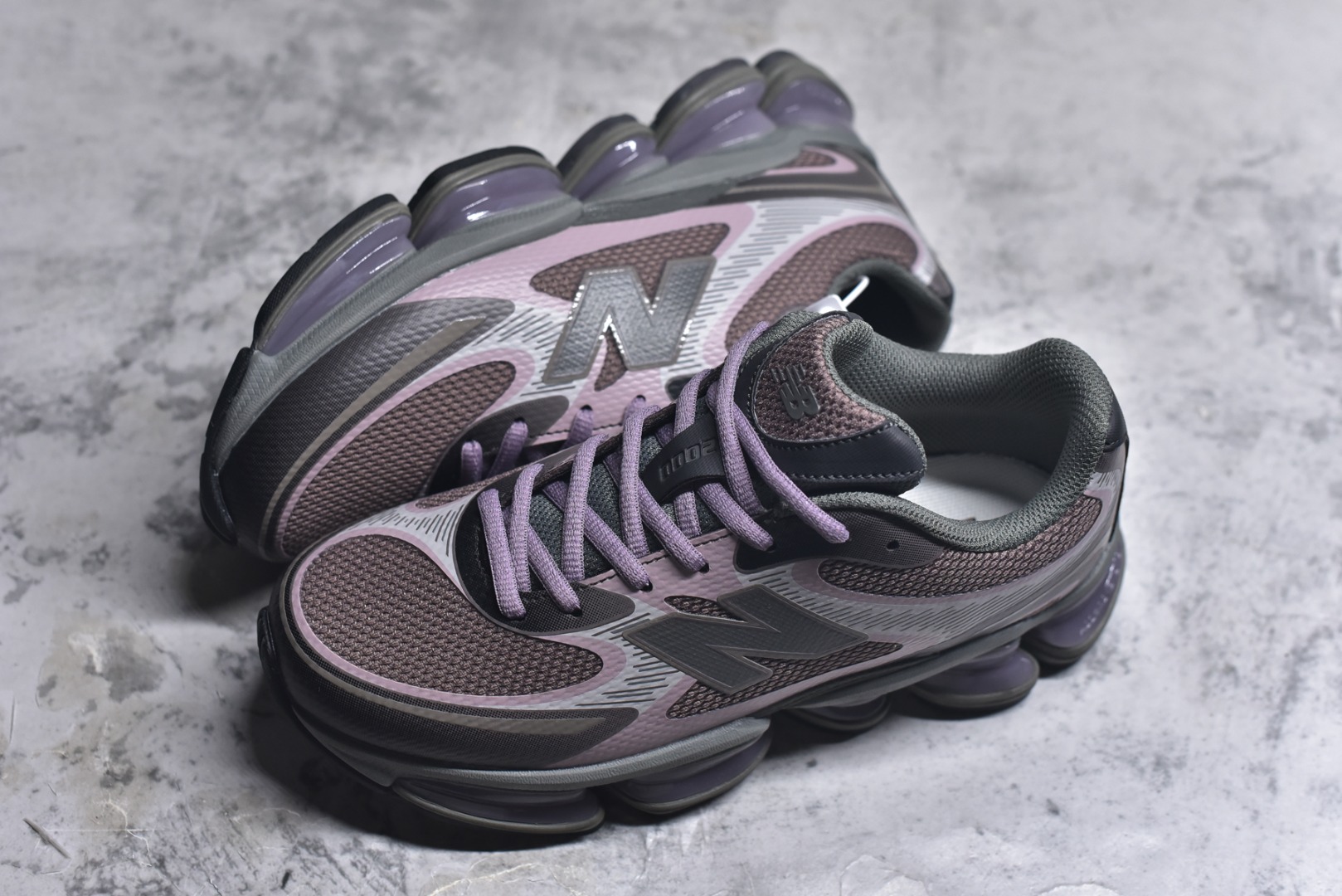 图片[7]-#New Balance 新百伦 NB2000 网面休闲鞋 U20002T8 NB官方重磅新品 一款融合复古设计与现代科技的跑鞋，以其经典的造型和舒适脚感，成为2025年复古潮流爱好的推荐单品。 极具视觉冲击力的5根ABZORB单元，以及无缝鞋面的设计，加上3M反光材质的装饰，比之前推出的9060系列更夸张，更具未来感。 货号：U20005F9 尺码：36-46.5-选品中心