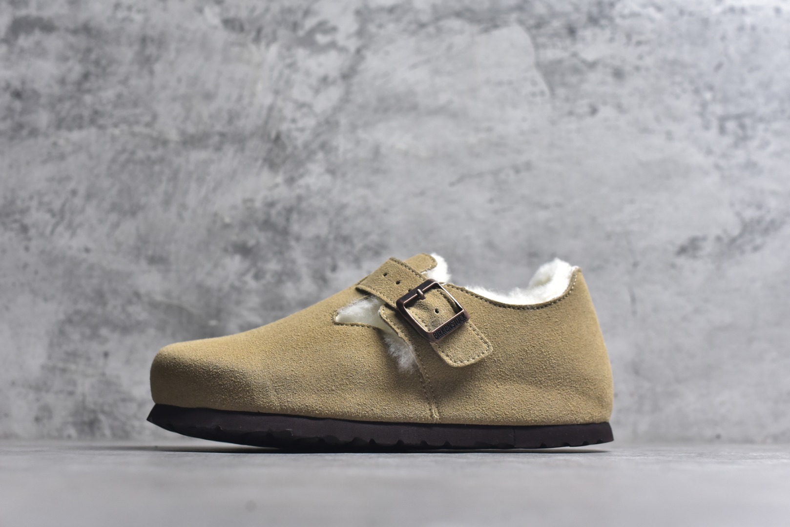 #Birkenstock London 系列勃肯皮革绒面双扣时尚休闲平底鞋加绒版 牛皮绒面革质地柔软 搭配可调节鞋扣提升穿着舒适度 人体工学设计分散脚部压力 保护脚踝 软木乳胶鞋床具有一定的收缩性 长时间穿着后能贴合脚型 EVA鞋底回弹性和抗张性力高 具有良好的防震、缓冲性 四季皆宜 柔软的鞋床采用额外的泡沫缓冲层 提供额外的舒适感和全天支撑 全网独家首发 源于德国的严谨工艺 牛巴戎面 中层松木 EVA 三层组合大底 优质牛皮面料五金扣 出口订单 尺码：35-40-选品中心