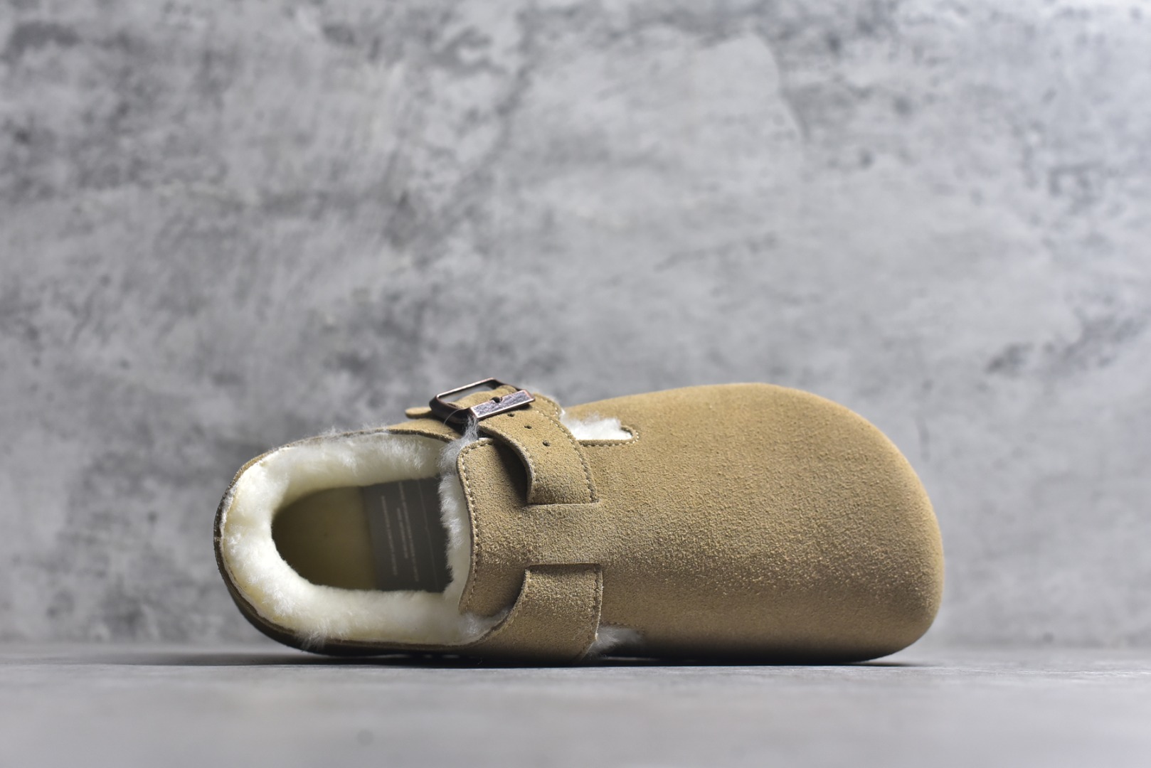 图片[4]-#Birkenstock London 系列勃肯皮革绒面双扣时尚休闲平底鞋加绒版 牛皮绒面革质地柔软 搭配可调节鞋扣提升穿着舒适度 人体工学设计分散脚部压力 保护脚踝 软木乳胶鞋床具有一定的收缩性 长时间穿着后能贴合脚型 EVA鞋底回弹性和抗张性力高 具有良好的防震、缓冲性 四季皆宜 柔软的鞋床采用额外的泡沫缓冲层 提供额外的舒适感和全天支撑 全网独家首发 源于德国的严谨工艺 牛巴戎面 中层松木 EVA 三层组合大底 优质牛皮面料五金扣 出口订单 尺码：35-40-选品中心