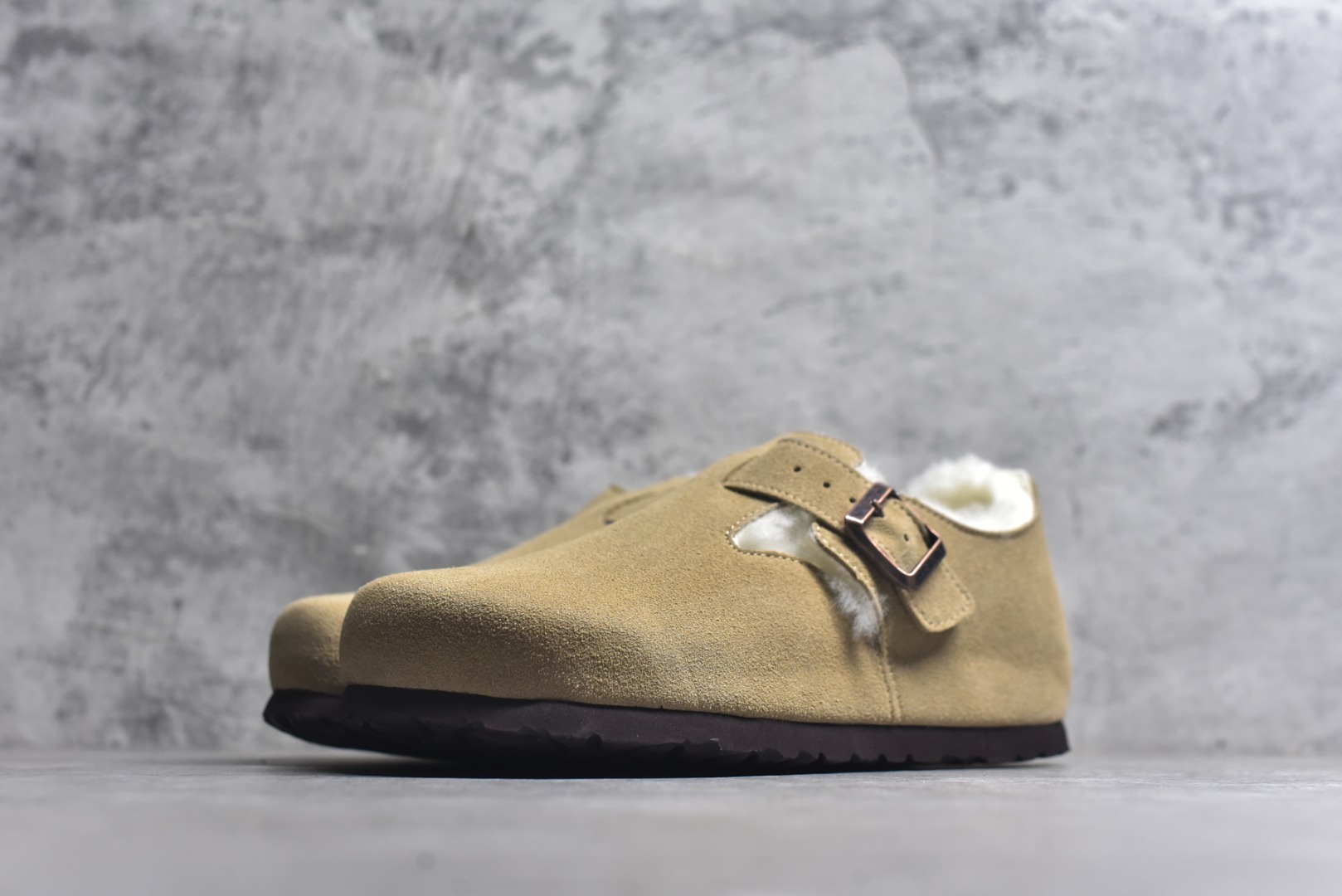 图片[2]-#Birkenstock London 系列勃肯皮革绒面双扣时尚休闲平底鞋加绒版 牛皮绒面革质地柔软 搭配可调节鞋扣提升穿着舒适度 人体工学设计分散脚部压力 保护脚踝 软木乳胶鞋床具有一定的收缩性 长时间穿着后能贴合脚型 EVA鞋底回弹性和抗张性力高 具有良好的防震、缓冲性 四季皆宜 柔软的鞋床采用额外的泡沫缓冲层 提供额外的舒适感和全天支撑 全网独家首发 源于德国的严谨工艺 牛巴戎面 中层松木 EVA 三层组合大底 优质牛皮面料五金扣 出口订单 尺码：35-40-选品中心