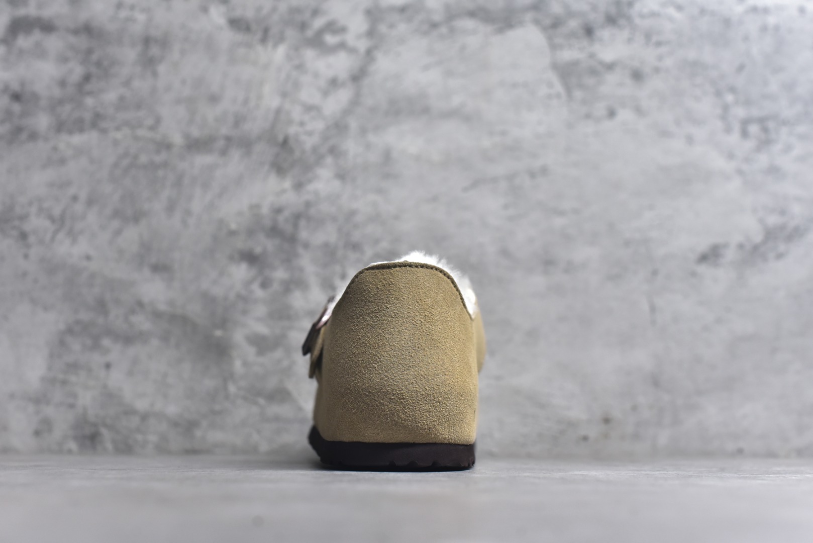 图片[5]-#Birkenstock London 系列勃肯皮革绒面双扣时尚休闲平底鞋加绒版 牛皮绒面革质地柔软 搭配可调节鞋扣提升穿着舒适度 人体工学设计分散脚部压力 保护脚踝 软木乳胶鞋床具有一定的收缩性 长时间穿着后能贴合脚型 EVA鞋底回弹性和抗张性力高 具有良好的防震、缓冲性 四季皆宜 柔软的鞋床采用额外的泡沫缓冲层 提供额外的舒适感和全天支撑 全网独家首发 源于德国的严谨工艺 牛巴戎面 中层松木 EVA 三层组合大底 优质牛皮面料五金扣 出口订单 尺码：35-40-选品中心