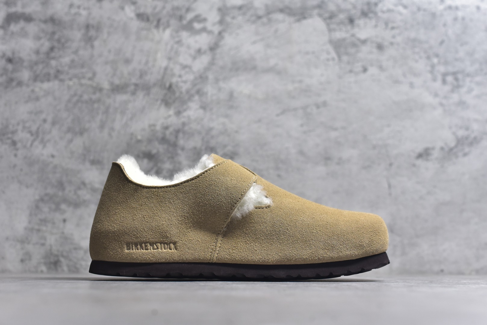 图片[3]-#Birkenstock London 系列勃肯皮革绒面双扣时尚休闲平底鞋加绒版 牛皮绒面革质地柔软 搭配可调节鞋扣提升穿着舒适度 人体工学设计分散脚部压力 保护脚踝 软木乳胶鞋床具有一定的收缩性 长时间穿着后能贴合脚型 EVA鞋底回弹性和抗张性力高 具有良好的防震、缓冲性 四季皆宜 柔软的鞋床采用额外的泡沫缓冲层 提供额外的舒适感和全天支撑 全网独家首发 源于德国的严谨工艺 牛巴戎面 中层松木 EVA 三层组合大底 优质牛皮面料五金扣 出口订单 尺码：35-40-选品中心