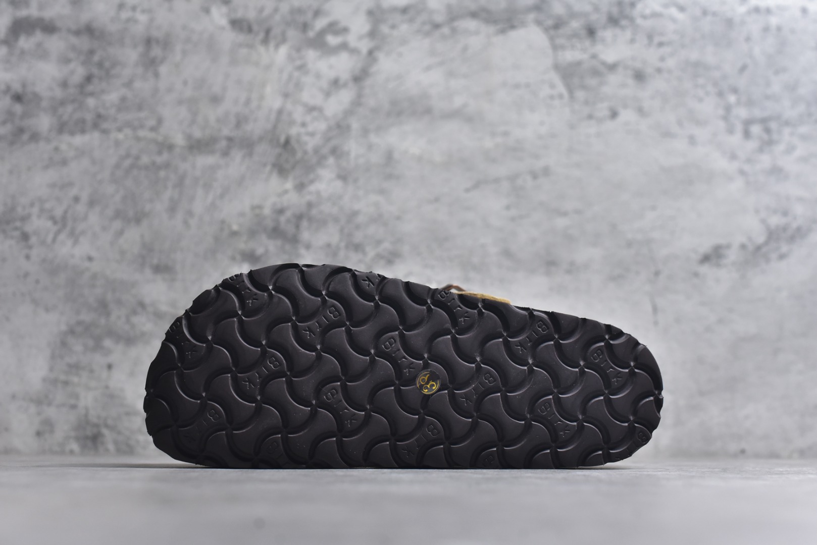 图片[6]-#Birkenstock London 系列勃肯皮革绒面双扣时尚休闲平底鞋加绒版 牛皮绒面革质地柔软 搭配可调节鞋扣提升穿着舒适度 人体工学设计分散脚部压力 保护脚踝 软木乳胶鞋床具有一定的收缩性 长时间穿着后能贴合脚型 EVA鞋底回弹性和抗张性力高 具有良好的防震、缓冲性 四季皆宜 柔软的鞋床采用额外的泡沫缓冲层 提供额外的舒适感和全天支撑 全网独家首发 源于德国的严谨工艺 牛巴戎面 中层松木 EVA 三层组合大底 优质牛皮面料五金扣 出口订单 尺码：35-40-选品中心