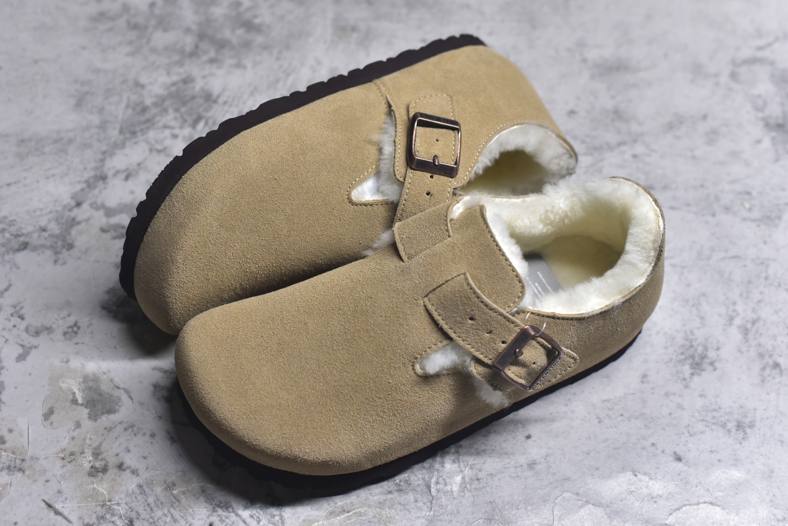 图片[7]-#Birkenstock London 系列勃肯皮革绒面双扣时尚休闲平底鞋加绒版 牛皮绒面革质地柔软 搭配可调节鞋扣提升穿着舒适度 人体工学设计分散脚部压力 保护脚踝 软木乳胶鞋床具有一定的收缩性 长时间穿着后能贴合脚型 EVA鞋底回弹性和抗张性力高 具有良好的防震、缓冲性 四季皆宜 柔软的鞋床采用额外的泡沫缓冲层 提供额外的舒适感和全天支撑 全网独家首发 源于德国的严谨工艺 牛巴戎面 中层松木 EVA 三层组合大底 优质牛皮面料五金扣 出口订单 尺码：35-40-选品中心