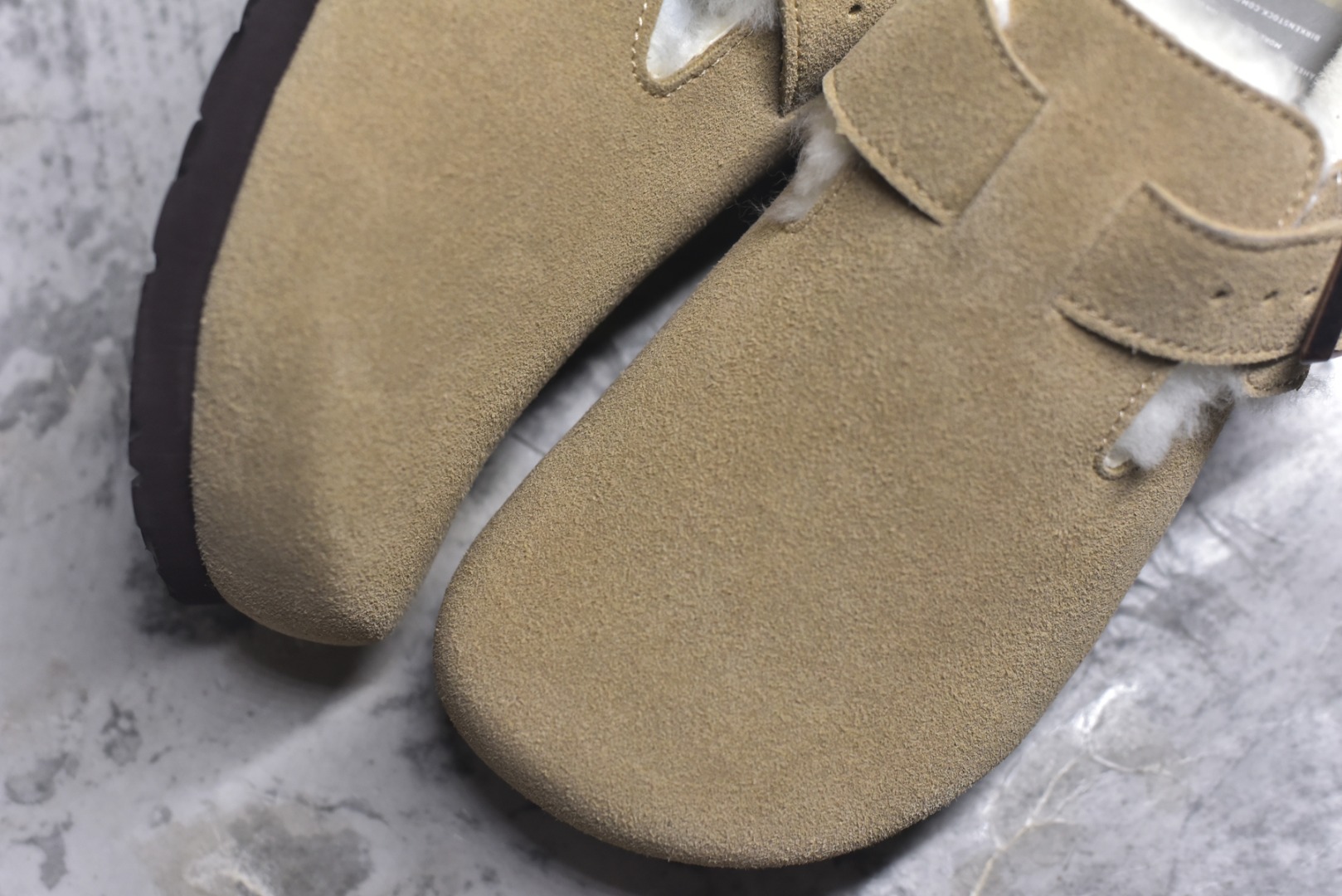 图片[8]-#Birkenstock London 系列勃肯皮革绒面双扣时尚休闲平底鞋加绒版 牛皮绒面革质地柔软 搭配可调节鞋扣提升穿着舒适度 人体工学设计分散脚部压力 保护脚踝 软木乳胶鞋床具有一定的收缩性 长时间穿着后能贴合脚型 EVA鞋底回弹性和抗张性力高 具有良好的防震、缓冲性 四季皆宜 柔软的鞋床采用额外的泡沫缓冲层 提供额外的舒适感和全天支撑 全网独家首发 源于德国的严谨工艺 牛巴戎面 中层松木 EVA 三层组合大底 优质牛皮面料五金扣 出口订单 尺码：35-40-选品中心