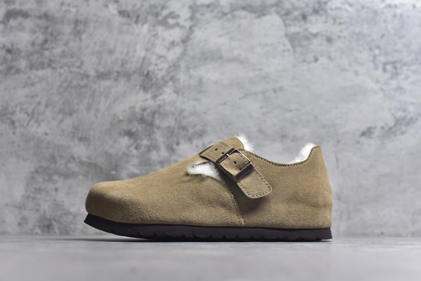 #Birkenstock London 系列勃肯皮革绒面双扣时尚休闲平底鞋加绒版 牛皮绒面革质地柔软 搭配可调节鞋扣提升穿着舒适度 人体工学设计分散脚部压力 保护脚踝 软木乳胶鞋床具有一定的收缩性 长时间穿着后能贴合脚型 EVA鞋底回弹性和抗张性力高 具有良好的防震、缓冲性 四季皆宜 柔软的鞋床采用额外的泡沫缓冲层 提供额外的舒适感和全天支撑 全网独家首发 源于德国的严谨工艺 牛巴戎面 中层松木 EVA 三层组合大底 优质牛皮面料五金扣 出口订单 尺码：35-40-选品中心