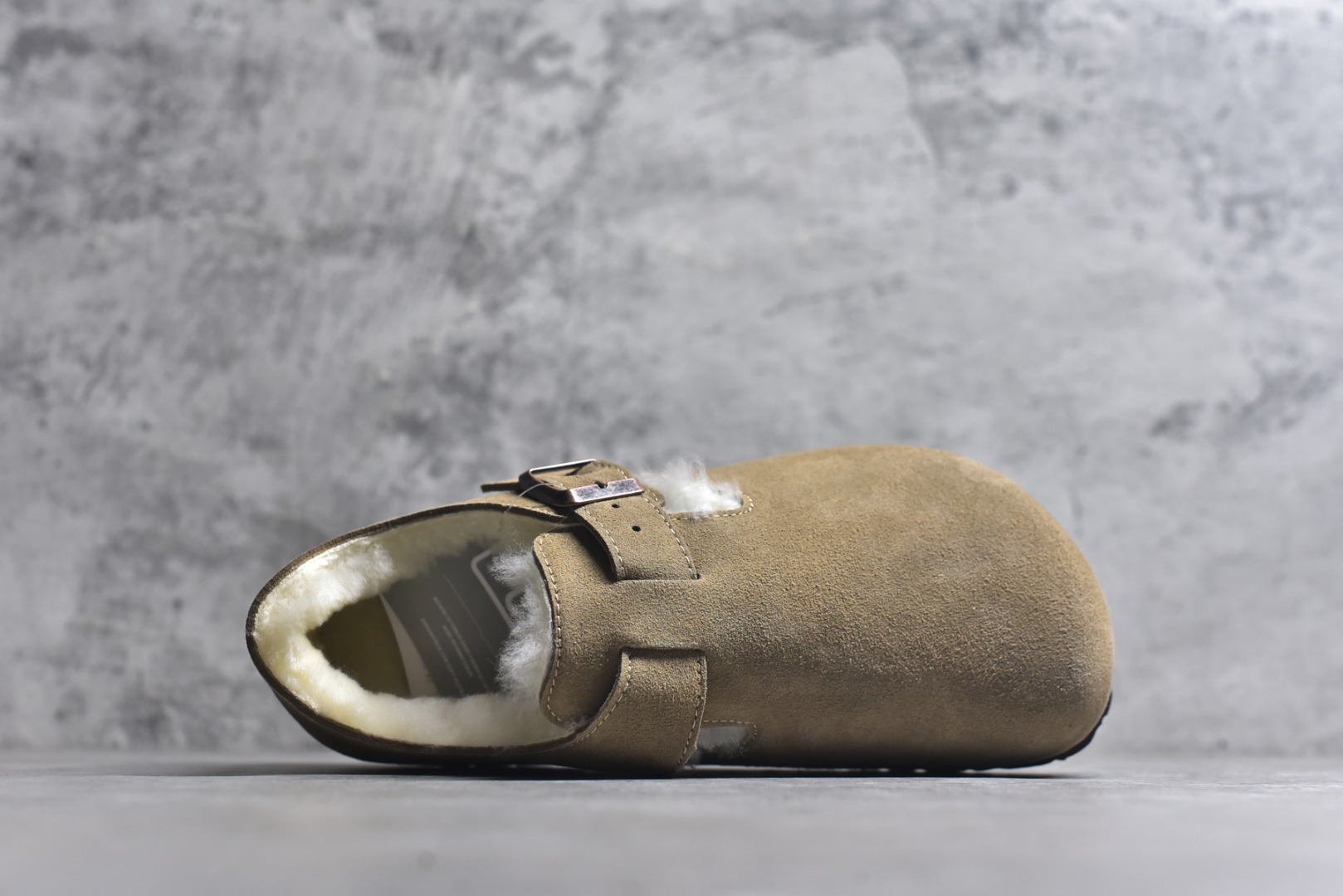 图片[4]-#Birkenstock London 系列勃肯皮革绒面双扣时尚休闲平底鞋加绒版 牛皮绒面革质地柔软 搭配可调节鞋扣提升穿着舒适度 人体工学设计分散脚部压力 保护脚踝 软木乳胶鞋床具有一定的收缩性 长时间穿着后能贴合脚型 EVA鞋底回弹性和抗张性力高 具有良好的防震、缓冲性 四季皆宜 柔软的鞋床采用额外的泡沫缓冲层 提供额外的舒适感和全天支撑 全网独家首发 源于德国的严谨工艺 牛巴戎面 中层松木 EVA 三层组合大底 优质牛皮面料五金扣 出口订单 尺码：35-40-选品中心