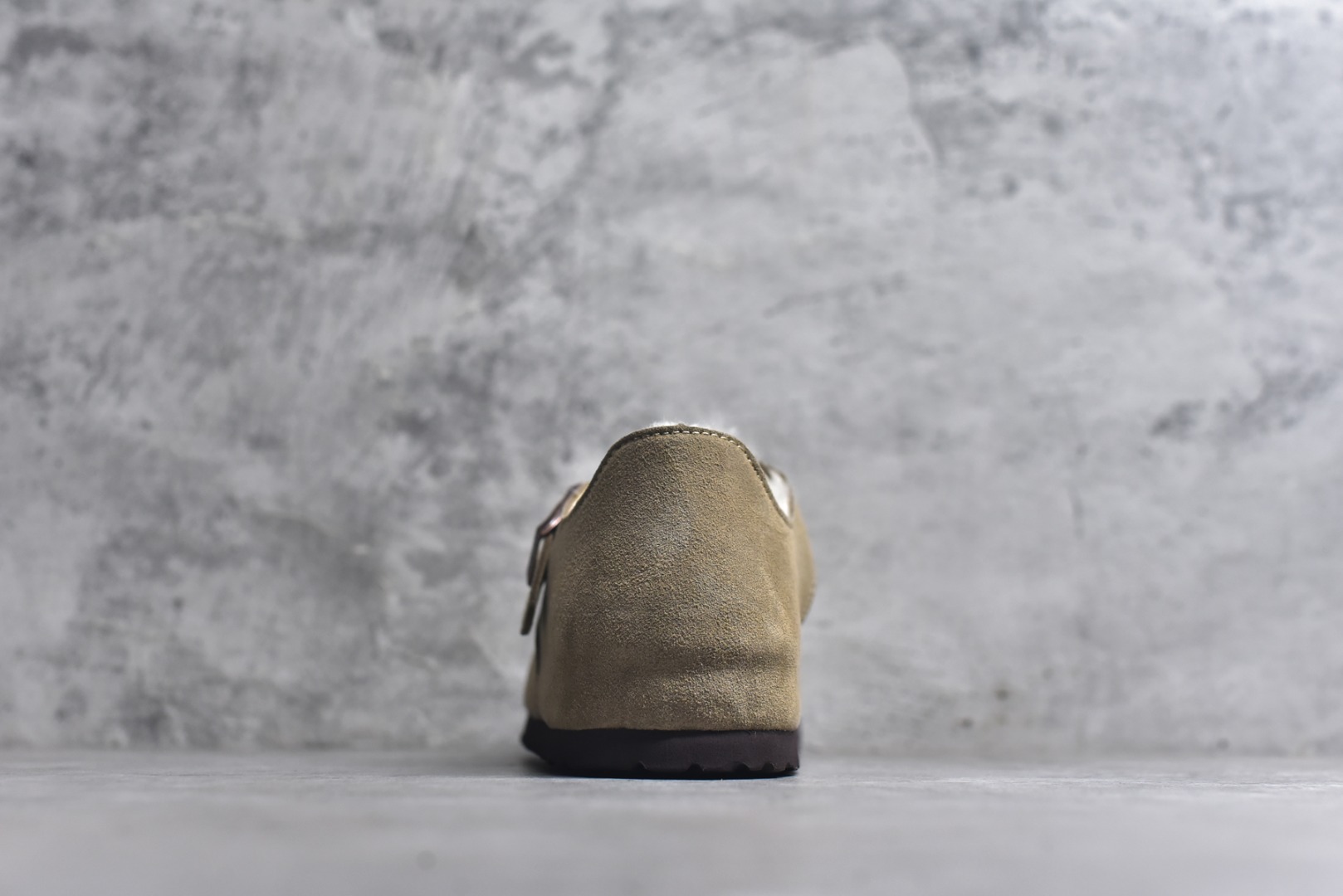 图片[5]-#Birkenstock London 系列勃肯皮革绒面双扣时尚休闲平底鞋加绒版 牛皮绒面革质地柔软 搭配可调节鞋扣提升穿着舒适度 人体工学设计分散脚部压力 保护脚踝 软木乳胶鞋床具有一定的收缩性 长时间穿着后能贴合脚型 EVA鞋底回弹性和抗张性力高 具有良好的防震、缓冲性 四季皆宜 柔软的鞋床采用额外的泡沫缓冲层 提供额外的舒适感和全天支撑 全网独家首发 源于德国的严谨工艺 牛巴戎面 中层松木 EVA 三层组合大底 优质牛皮面料五金扣 出口订单 尺码：35-40-选品中心