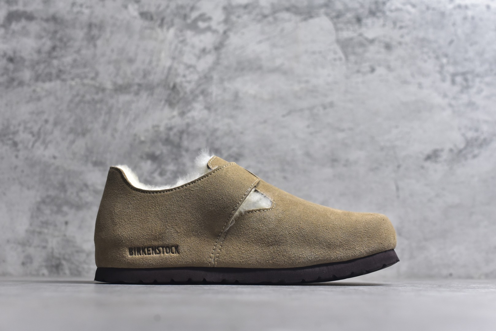 图片[3]-#Birkenstock London 系列勃肯皮革绒面双扣时尚休闲平底鞋加绒版 牛皮绒面革质地柔软 搭配可调节鞋扣提升穿着舒适度 人体工学设计分散脚部压力 保护脚踝 软木乳胶鞋床具有一定的收缩性 长时间穿着后能贴合脚型 EVA鞋底回弹性和抗张性力高 具有良好的防震、缓冲性 四季皆宜 柔软的鞋床采用额外的泡沫缓冲层 提供额外的舒适感和全天支撑 全网独家首发 源于德国的严谨工艺 牛巴戎面 中层松木 EVA 三层组合大底 优质牛皮面料五金扣 出口订单 尺码：35-40-选品中心