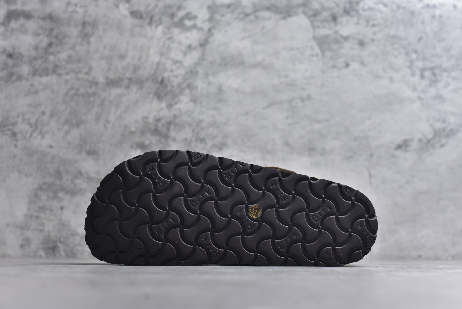 图片[6]-#Birkenstock London 系列勃肯皮革绒面双扣时尚休闲平底鞋加绒版 牛皮绒面革质地柔软 搭配可调节鞋扣提升穿着舒适度 人体工学设计分散脚部压力 保护脚踝 软木乳胶鞋床具有一定的收缩性 长时间穿着后能贴合脚型 EVA鞋底回弹性和抗张性力高 具有良好的防震、缓冲性 四季皆宜 柔软的鞋床采用额外的泡沫缓冲层 提供额外的舒适感和全天支撑 全网独家首发 源于德国的严谨工艺 牛巴戎面 中层松木 EVA 三层组合大底 优质牛皮面料五金扣 出口订单 尺码：35-40-选品中心