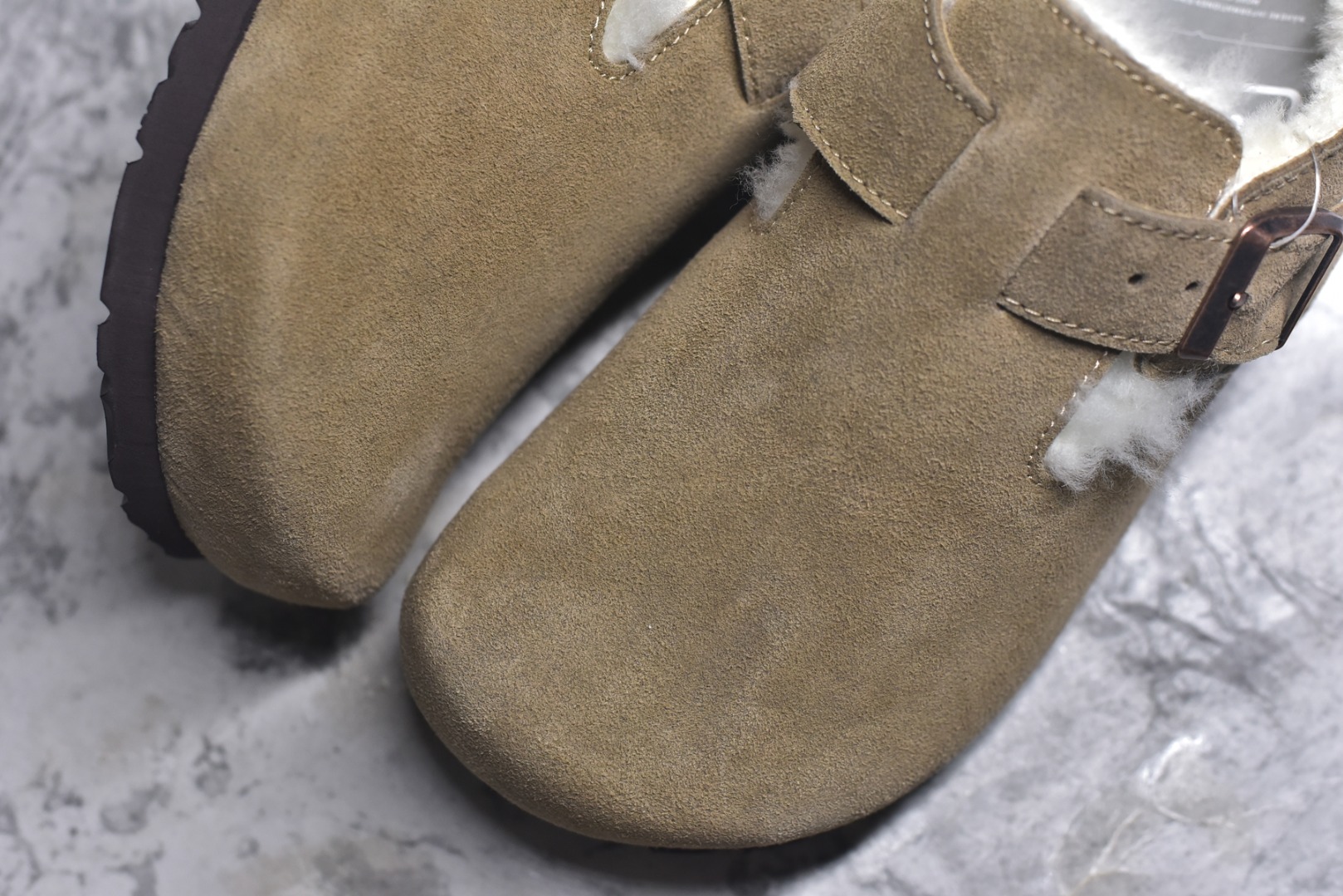 图片[7]-#Birkenstock London 系列勃肯皮革绒面双扣时尚休闲平底鞋加绒版 牛皮绒面革质地柔软 搭配可调节鞋扣提升穿着舒适度 人体工学设计分散脚部压力 保护脚踝 软木乳胶鞋床具有一定的收缩性 长时间穿着后能贴合脚型 EVA鞋底回弹性和抗张性力高 具有良好的防震、缓冲性 四季皆宜 柔软的鞋床采用额外的泡沫缓冲层 提供额外的舒适感和全天支撑 全网独家首发 源于德国的严谨工艺 牛巴戎面 中层松木 EVA 三层组合大底 优质牛皮面料五金扣 出口订单 尺码：35-40-选品中心