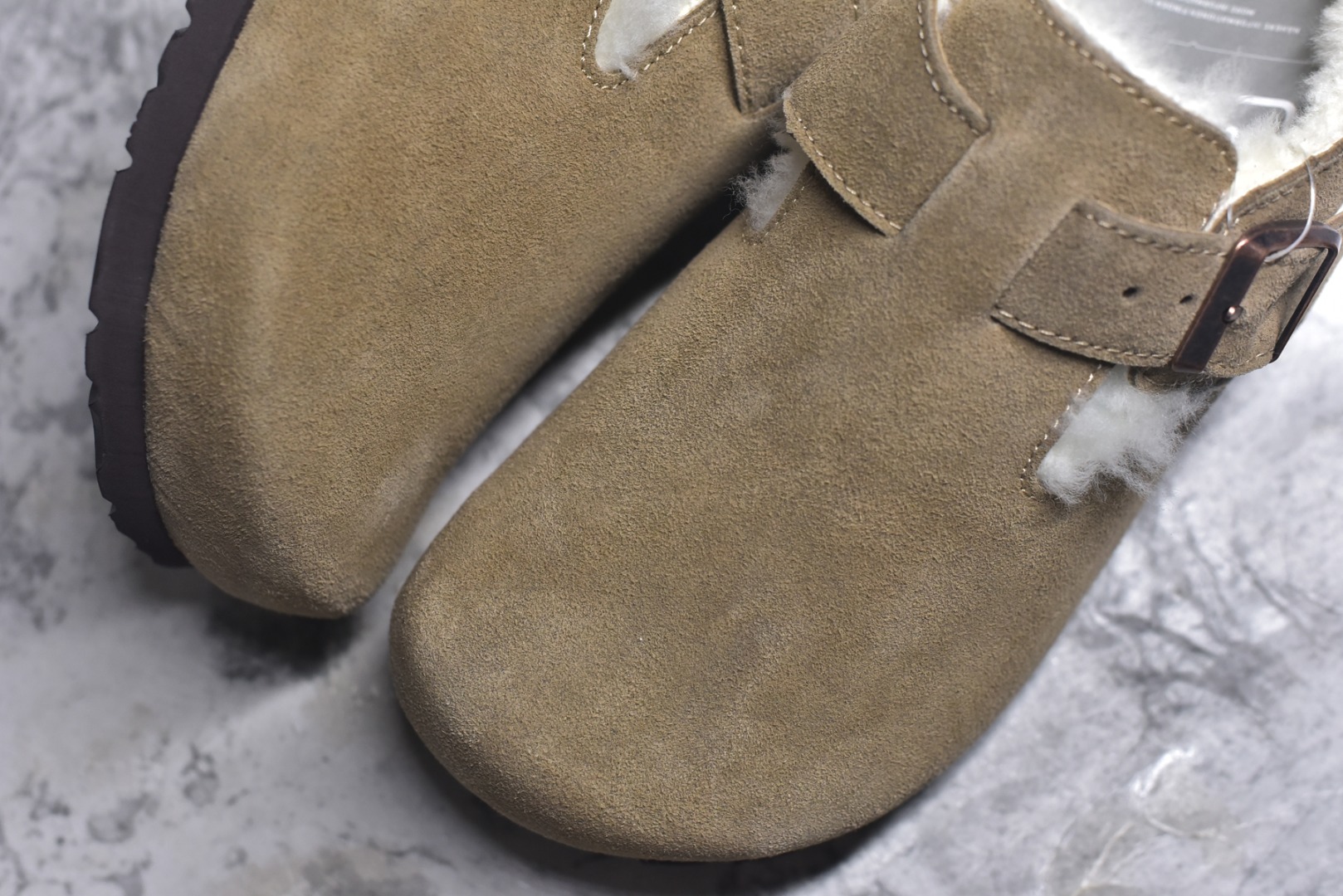 图片[8]-#Birkenstock London 系列勃肯皮革绒面双扣时尚休闲平底鞋加绒版 牛皮绒面革质地柔软 搭配可调节鞋扣提升穿着舒适度 人体工学设计分散脚部压力 保护脚踝 软木乳胶鞋床具有一定的收缩性 长时间穿着后能贴合脚型 EVA鞋底回弹性和抗张性力高 具有良好的防震、缓冲性 四季皆宜 柔软的鞋床采用额外的泡沫缓冲层 提供额外的舒适感和全天支撑 全网独家首发 源于德国的严谨工艺 牛巴戎面 中层松木 EVA 三层组合大底 优质牛皮面料五金扣 出口订单 尺码：35-40-选品中心