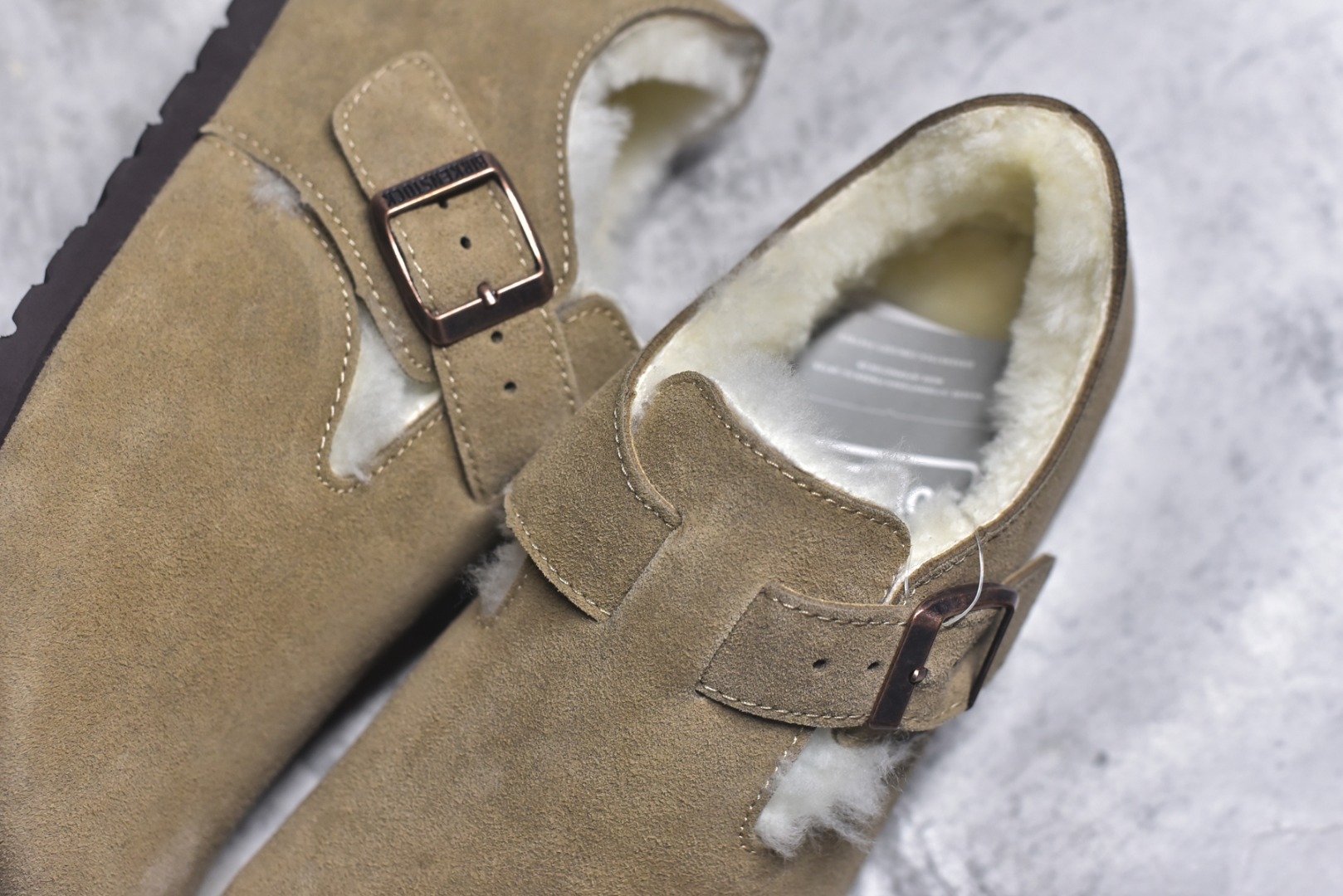 图片[9]-#Birkenstock London 系列勃肯皮革绒面双扣时尚休闲平底鞋加绒版 牛皮绒面革质地柔软 搭配可调节鞋扣提升穿着舒适度 人体工学设计分散脚部压力 保护脚踝 软木乳胶鞋床具有一定的收缩性 长时间穿着后能贴合脚型 EVA鞋底回弹性和抗张性力高 具有良好的防震、缓冲性 四季皆宜 柔软的鞋床采用额外的泡沫缓冲层 提供额外的舒适感和全天支撑 全网独家首发 源于德国的严谨工艺 牛巴戎面 中层松木 EVA 三层组合大底 优质牛皮面料五金扣 出口订单 尺码：35-40-选品中心