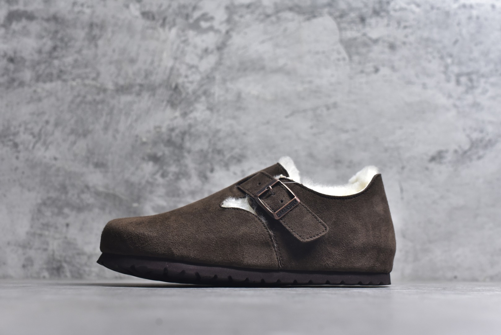 #Birkenstock London 系列勃肯皮革绒面双扣时尚休闲平底鞋加绒版 牛皮绒面革质地柔软 搭配可调节鞋扣提升穿着舒适度 人体工学设计分散脚部压力 保护脚踝 软木乳胶鞋床具有一定的收缩性 长时间穿着后能贴合脚型 EVA鞋底回弹性和抗张性力高 具有良好的防震、缓冲性 四季皆宜 柔软的鞋床采用额外的泡沫缓冲层 提供额外的舒适感和全天支撑 全网独家首发 源于德国的严谨工艺 牛巴戎面 中层松木 EVA 三层组合大底 优质牛皮面料五金扣 出口订单 尺码：35-40-选品中心