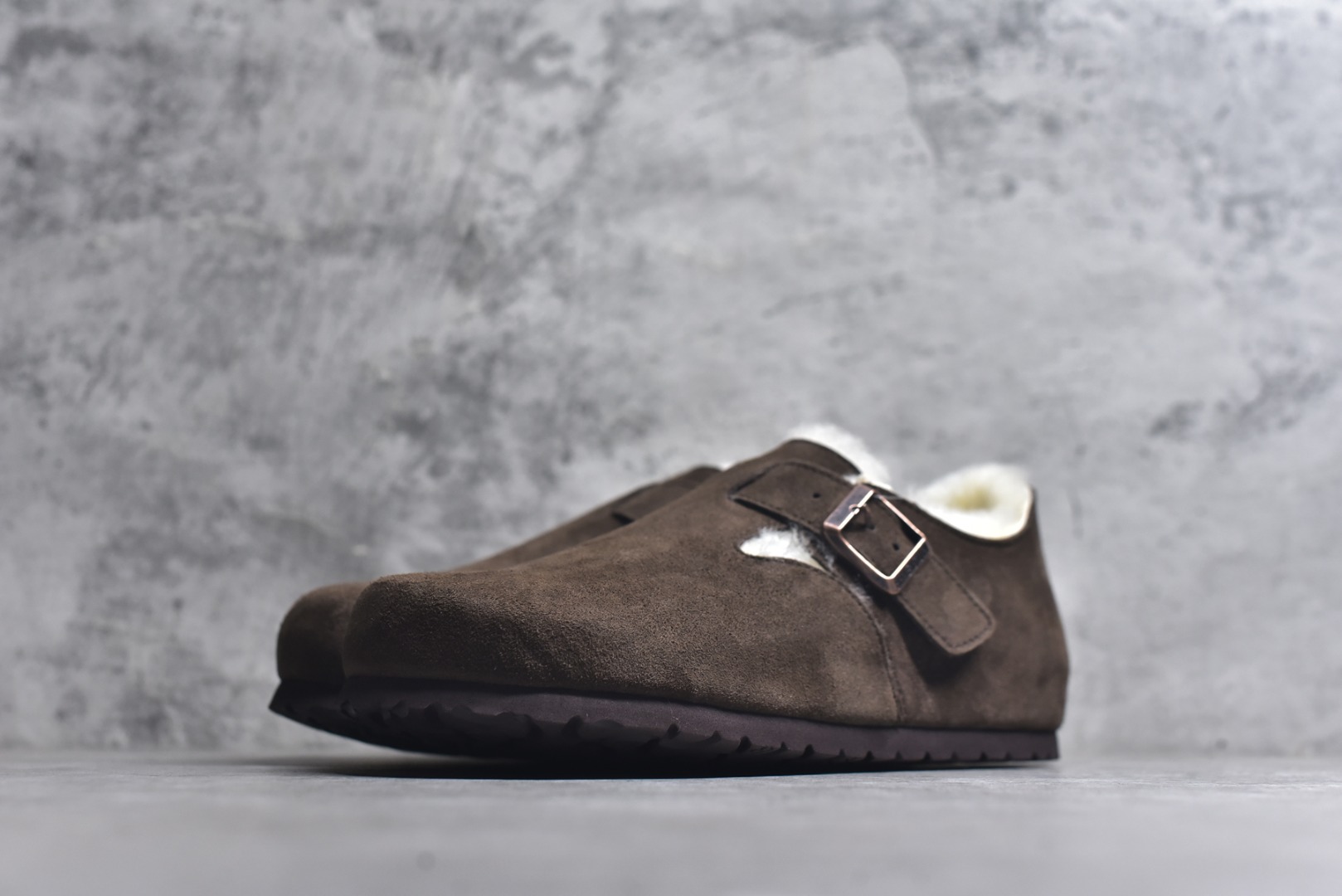 图片[2]-#Birkenstock London 系列勃肯皮革绒面双扣时尚休闲平底鞋加绒版 牛皮绒面革质地柔软 搭配可调节鞋扣提升穿着舒适度 人体工学设计分散脚部压力 保护脚踝 软木乳胶鞋床具有一定的收缩性 长时间穿着后能贴合脚型 EVA鞋底回弹性和抗张性力高 具有良好的防震、缓冲性 四季皆宜 柔软的鞋床采用额外的泡沫缓冲层 提供额外的舒适感和全天支撑 全网独家首发 源于德国的严谨工艺 牛巴戎面 中层松木 EVA 三层组合大底 优质牛皮面料五金扣 出口订单 尺码：35-40-选品中心