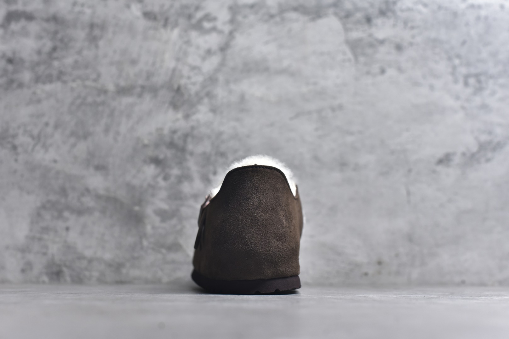 图片[5]-#Birkenstock London 系列勃肯皮革绒面双扣时尚休闲平底鞋加绒版 牛皮绒面革质地柔软 搭配可调节鞋扣提升穿着舒适度 人体工学设计分散脚部压力 保护脚踝 软木乳胶鞋床具有一定的收缩性 长时间穿着后能贴合脚型 EVA鞋底回弹性和抗张性力高 具有良好的防震、缓冲性 四季皆宜 柔软的鞋床采用额外的泡沫缓冲层 提供额外的舒适感和全天支撑 全网独家首发 源于德国的严谨工艺 牛巴戎面 中层松木 EVA 三层组合大底 优质牛皮面料五金扣 出口订单 尺码：35-40-选品中心