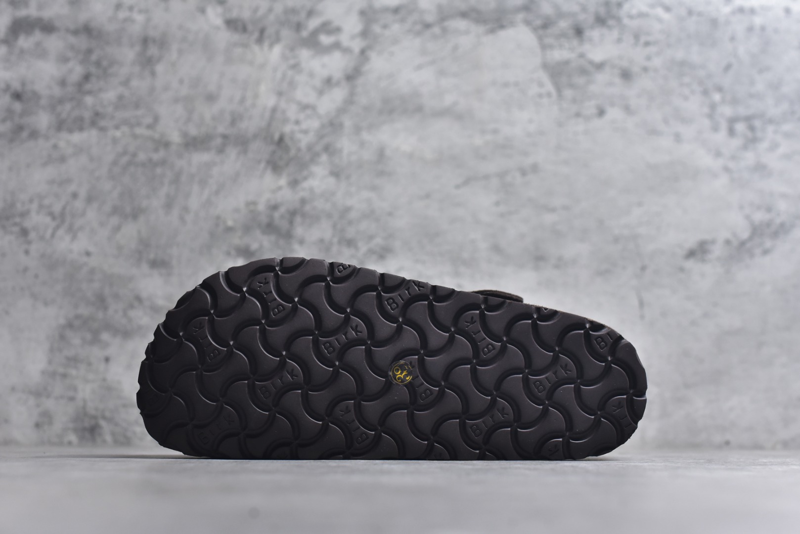 图片[6]-#Birkenstock London 系列勃肯皮革绒面双扣时尚休闲平底鞋加绒版 牛皮绒面革质地柔软 搭配可调节鞋扣提升穿着舒适度 人体工学设计分散脚部压力 保护脚踝 软木乳胶鞋床具有一定的收缩性 长时间穿着后能贴合脚型 EVA鞋底回弹性和抗张性力高 具有良好的防震、缓冲性 四季皆宜 柔软的鞋床采用额外的泡沫缓冲层 提供额外的舒适感和全天支撑 全网独家首发 源于德国的严谨工艺 牛巴戎面 中层松木 EVA 三层组合大底 优质牛皮面料五金扣 出口订单 尺码：35-40-选品中心