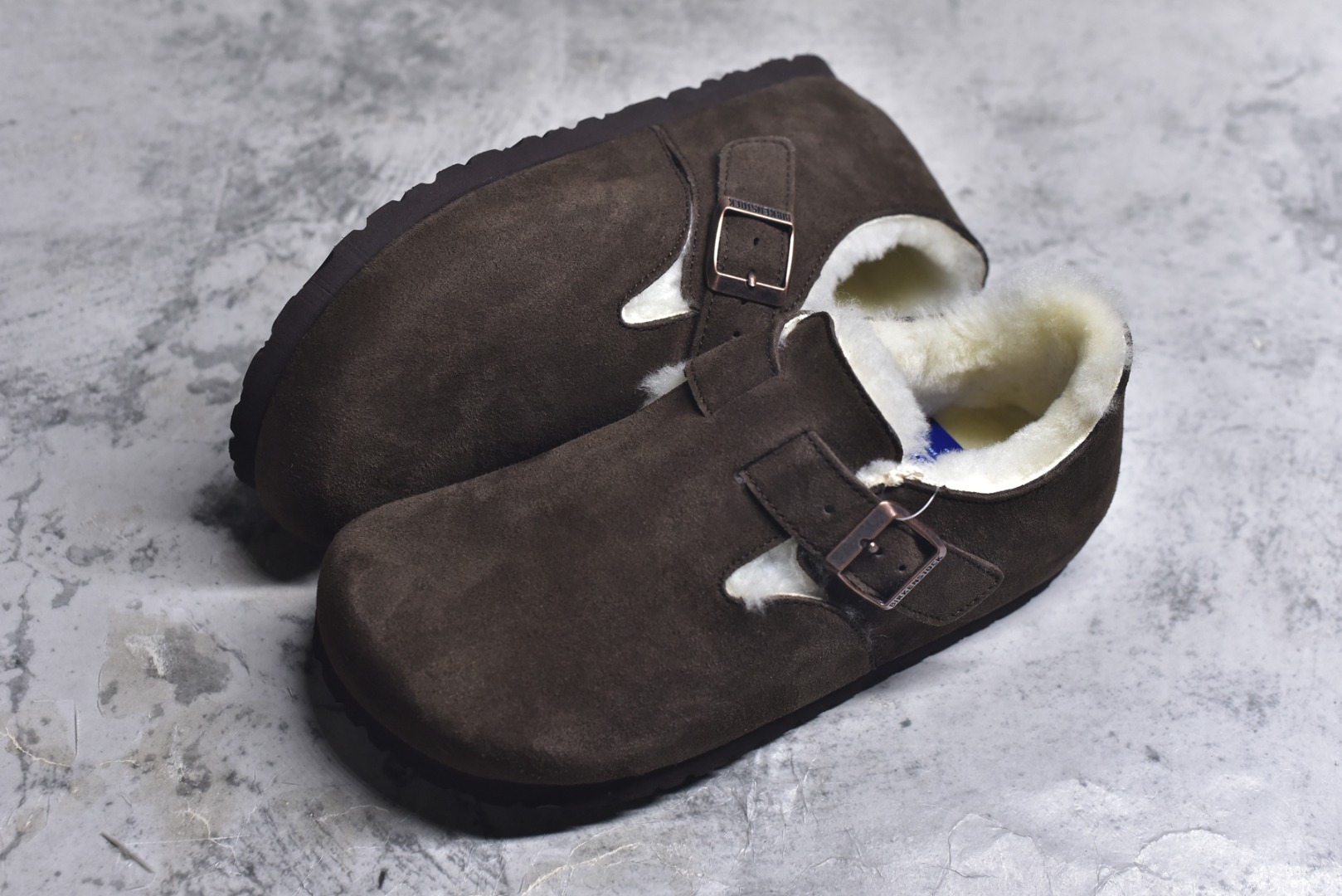 图片[7]-#Birkenstock London 系列勃肯皮革绒面双扣时尚休闲平底鞋加绒版 牛皮绒面革质地柔软 搭配可调节鞋扣提升穿着舒适度 人体工学设计分散脚部压力 保护脚踝 软木乳胶鞋床具有一定的收缩性 长时间穿着后能贴合脚型 EVA鞋底回弹性和抗张性力高 具有良好的防震、缓冲性 四季皆宜 柔软的鞋床采用额外的泡沫缓冲层 提供额外的舒适感和全天支撑 全网独家首发 源于德国的严谨工艺 牛巴戎面 中层松木 EVA 三层组合大底 优质牛皮面料五金扣 出口订单 尺码：35-40-选品中心