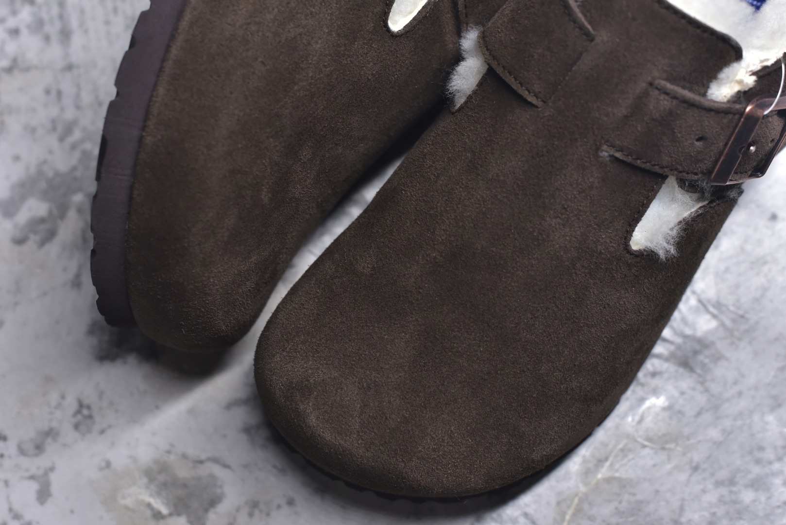图片[8]-#Birkenstock London 系列勃肯皮革绒面双扣时尚休闲平底鞋加绒版 牛皮绒面革质地柔软 搭配可调节鞋扣提升穿着舒适度 人体工学设计分散脚部压力 保护脚踝 软木乳胶鞋床具有一定的收缩性 长时间穿着后能贴合脚型 EVA鞋底回弹性和抗张性力高 具有良好的防震、缓冲性 四季皆宜 柔软的鞋床采用额外的泡沫缓冲层 提供额外的舒适感和全天支撑 全网独家首发 源于德国的严谨工艺 牛巴戎面 中层松木 EVA 三层组合大底 优质牛皮面料五金扣 出口订单 尺码：35-40-选品中心
