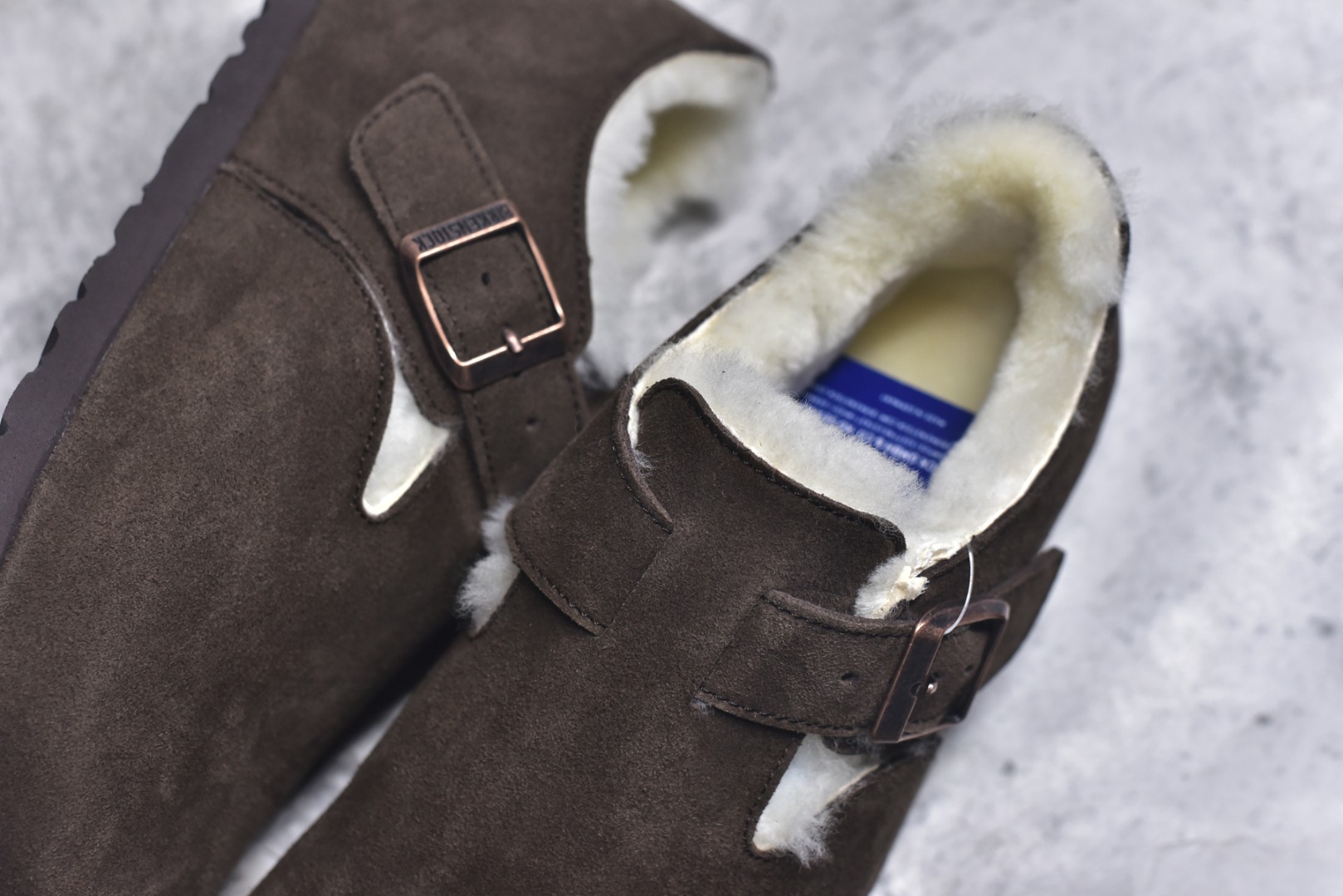 图片[9]-#Birkenstock London 系列勃肯皮革绒面双扣时尚休闲平底鞋加绒版 牛皮绒面革质地柔软 搭配可调节鞋扣提升穿着舒适度 人体工学设计分散脚部压力 保护脚踝 软木乳胶鞋床具有一定的收缩性 长时间穿着后能贴合脚型 EVA鞋底回弹性和抗张性力高 具有良好的防震、缓冲性 四季皆宜 柔软的鞋床采用额外的泡沫缓冲层 提供额外的舒适感和全天支撑 全网独家首发 源于德国的严谨工艺 牛巴戎面 中层松木 EVA 三层组合大底 优质牛皮面料五金扣 出口订单 尺码：35-40-选品中心