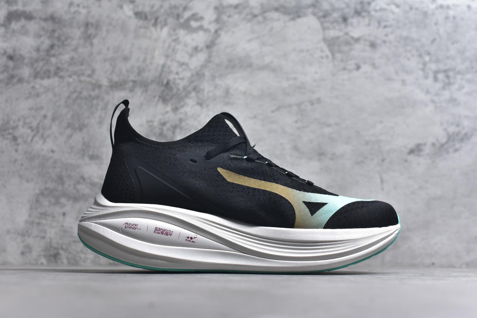 图片[3]-#Mizuno Neo Vista Y2K柔软舒适减震耐磨支撑 低帮休闲跑步鞋 男女同款 美津浓（Mizuno）是日本美津浓株式会社于1906年创立的运动品牌，经过一个多世纪的不断努力现已成为世界著名的运动器具、服装和鞋类生产商。美津浓力求服务于各类运动项目，并竭力使运动生活更加愉快和振奋。产品种类齐全，覆盖几乎全部主要运动项目，达到30万多个品类。尺码：36 36.5 37.5 38 38.5 39 40 40.5 41 42 42.5 43 44 44.5 45-选品中心