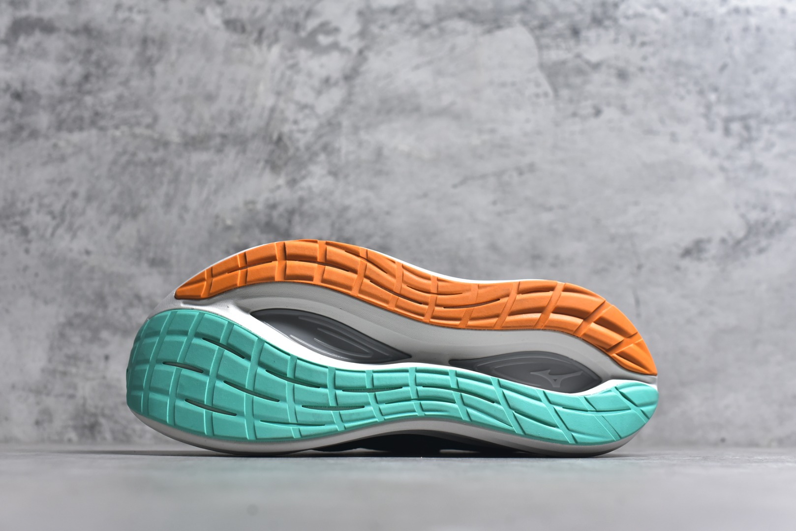 图片[6]-#Mizuno Neo Vista Y2K柔软舒适减震耐磨支撑 低帮休闲跑步鞋 男女同款 美津浓（Mizuno）是日本美津浓株式会社于1906年创立的运动品牌，经过一个多世纪的不断努力现已成为世界著名的运动器具、服装和鞋类生产商。美津浓力求服务于各类运动项目，并竭力使运动生活更加愉快和振奋。产品种类齐全，覆盖几乎全部主要运动项目，达到30万多个品类。尺码：36 36.5 37.5 38 38.5 39 40 40.5 41 42 42.5 43 44 44.5 45-选品中心