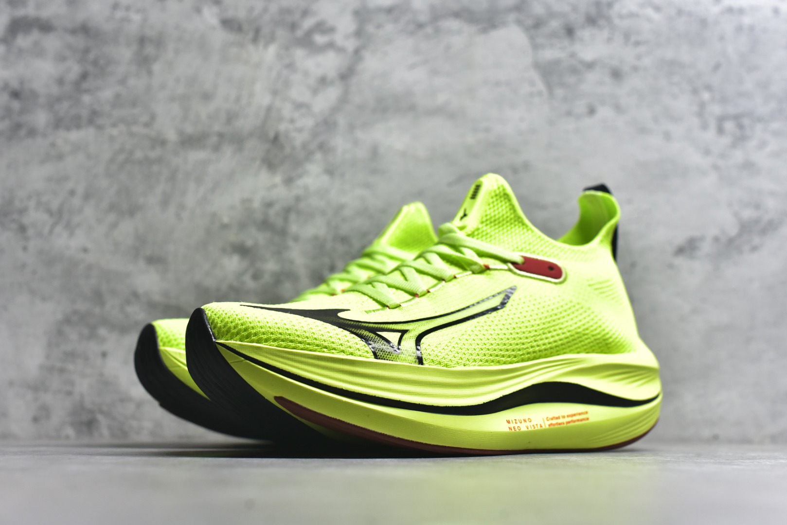 图片[2]-#Mizuno Neo Vista Y2K柔软舒适减震耐磨支撑 低帮休闲跑步鞋 男女同款 美津浓（Mizuno）是日本美津浓株式会社于1906年创立的运动品牌，经过一个多世纪的不断努力现已成为世界著名的运动器具、服装和鞋类生产商。美津浓力求服务于各类运动项目，并竭力使运动生活更加愉快和振奋。产品种类齐全，覆盖几乎全部主要运动项目，达到30万多个品类。尺码：36 36.5 37.5 38 38.5 39 40 40.5 41 42 42.5 43 44 44.5 45-选品中心