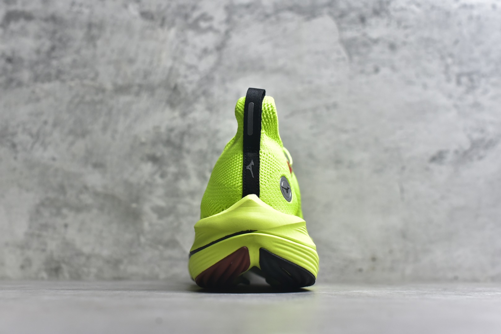 图片[5]-#Mizuno Neo Vista Y2K柔软舒适减震耐磨支撑 低帮休闲跑步鞋 男女同款 美津浓（Mizuno）是日本美津浓株式会社于1906年创立的运动品牌，经过一个多世纪的不断努力现已成为世界著名的运动器具、服装和鞋类生产商。美津浓力求服务于各类运动项目，并竭力使运动生活更加愉快和振奋。产品种类齐全，覆盖几乎全部主要运动项目，达到30万多个品类。尺码：36 36.5 37.5 38 38.5 39 40 40.5 41 42 42.5 43 44 44.5 45-选品中心