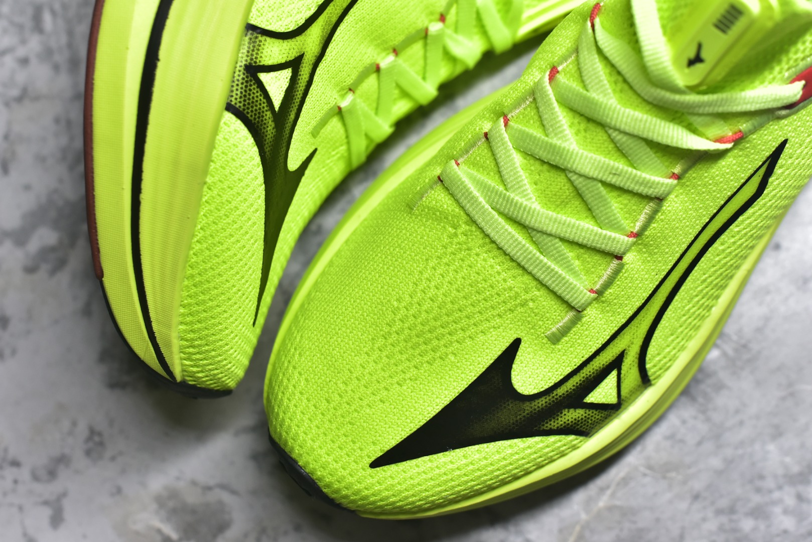 图片[8]-#Mizuno Neo Vista Y2K柔软舒适减震耐磨支撑 低帮休闲跑步鞋 男女同款 美津浓（Mizuno）是日本美津浓株式会社于1906年创立的运动品牌，经过一个多世纪的不断努力现已成为世界著名的运动器具、服装和鞋类生产商。美津浓力求服务于各类运动项目，并竭力使运动生活更加愉快和振奋。产品种类齐全，覆盖几乎全部主要运动项目，达到30万多个品类。尺码：36 36.5 37.5 38 38.5 39 40 40.5 41 42 42.5 43 44 44.5 45-选品中心