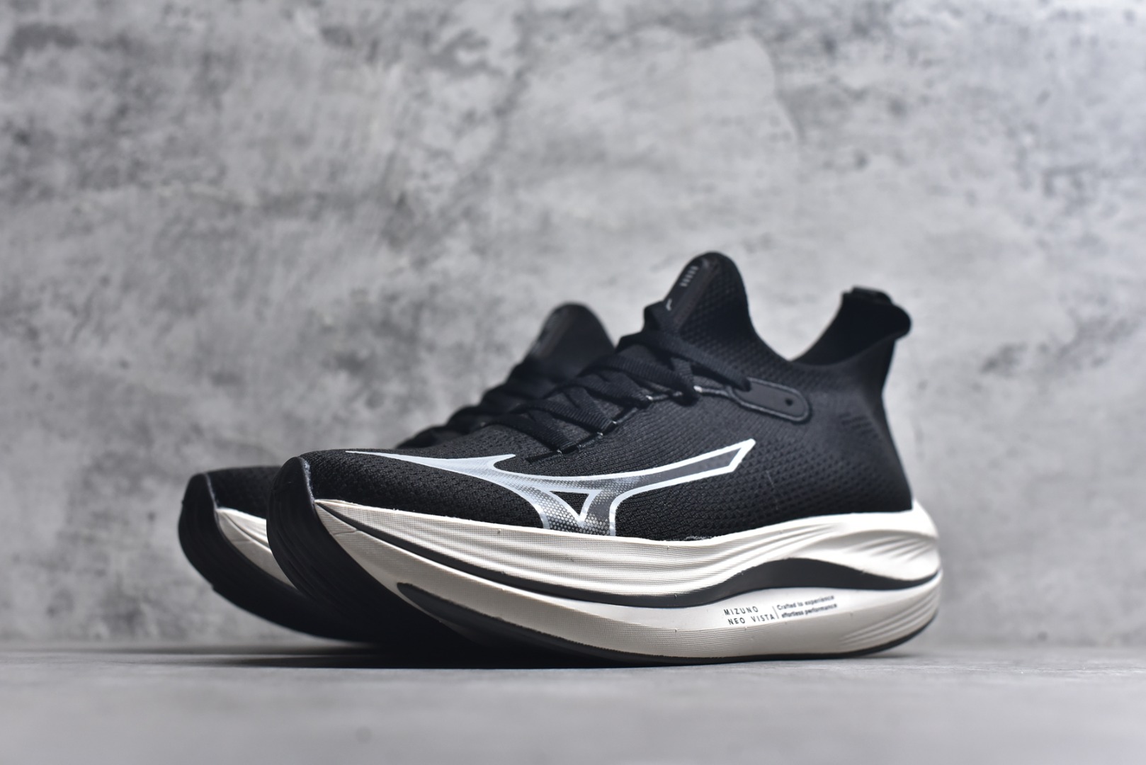 图片[2]-#Mizuno Neo Vista Y2K柔软舒适减震耐磨支撑 低帮休闲跑步鞋 男女同款 美津浓（Mizuno）是日本美津浓株式会社于1906年创立的运动品牌，经过一个多世纪的不断努力现已成为世界著名的运动器具、服装和鞋类生产商。美津浓力求服务于各类运动项目，并竭力使运动生活更加愉快和振奋。产品种类齐全，覆盖几乎全部主要运动项目，达到30万多个品类。尺码：36 36.5 37.5 38 38.5 39 40 40.5 41 42 42.5 43 44 44.5 45-选品中心