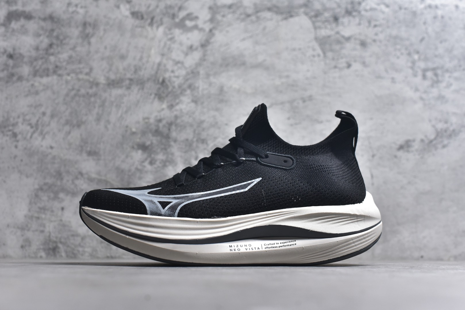 #Mizuno Neo Vista Y2K柔软舒适减震耐磨支撑 低帮休闲跑步鞋 男女同款 美津浓（Mizuno）是日本美津浓株式会社于1906年创立的运动品牌，经过一个多世纪的不断努力现已成为世界著名的运动器具、服装和鞋类生产商。美津浓力求服务于各类运动项目，并竭力使运动生活更加愉快和振奋。产品种类齐全，覆盖几乎全部主要运动项目，达到30万多个品类。尺码：36 36.5 37.5 38 38.5 39 40 40.5 41 42 42.5 43 44 44.5 45-选品中心