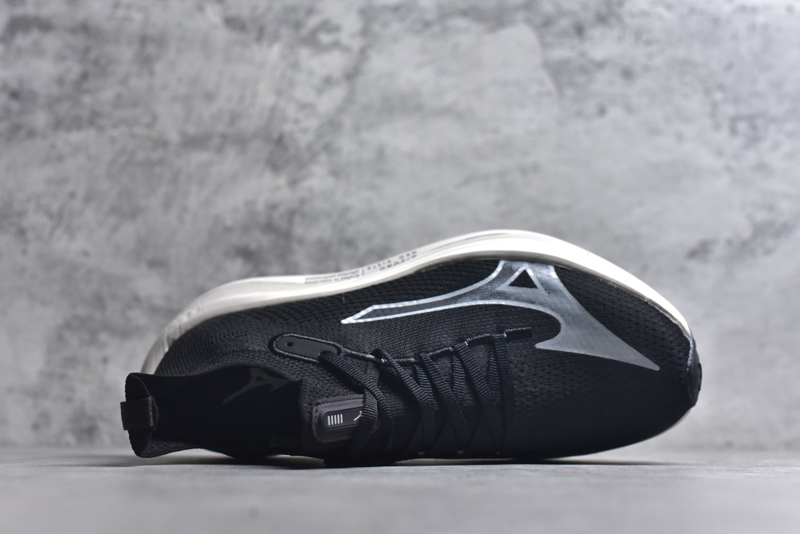 图片[4]-#Mizuno Neo Vista Y2K柔软舒适减震耐磨支撑 低帮休闲跑步鞋 男女同款 美津浓（Mizuno）是日本美津浓株式会社于1906年创立的运动品牌，经过一个多世纪的不断努力现已成为世界著名的运动器具、服装和鞋类生产商。美津浓力求服务于各类运动项目，并竭力使运动生活更加愉快和振奋。产品种类齐全，覆盖几乎全部主要运动项目，达到30万多个品类。尺码：36 36.5 37.5 38 38.5 39 40 40.5 41 42 42.5 43 44 44.5 45-选品中心