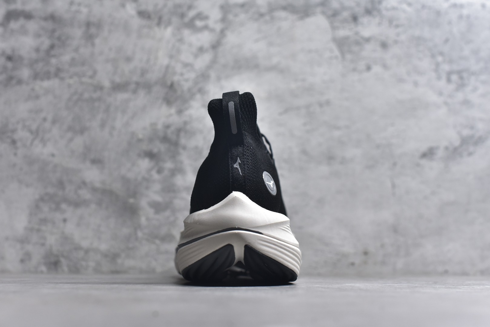 图片[5]-#Mizuno Neo Vista Y2K柔软舒适减震耐磨支撑 低帮休闲跑步鞋 男女同款 美津浓（Mizuno）是日本美津浓株式会社于1906年创立的运动品牌，经过一个多世纪的不断努力现已成为世界著名的运动器具、服装和鞋类生产商。美津浓力求服务于各类运动项目，并竭力使运动生活更加愉快和振奋。产品种类齐全，覆盖几乎全部主要运动项目，达到30万多个品类。尺码：36 36.5 37.5 38 38.5 39 40 40.5 41 42 42.5 43 44 44.5 45-选品中心