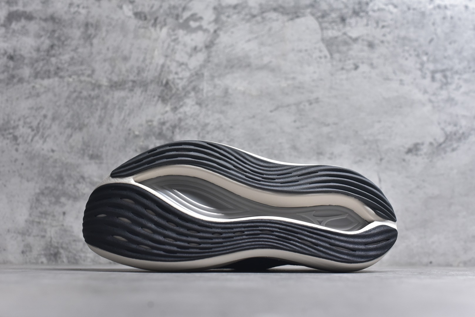 图片[6]-#Mizuno Neo Vista Y2K柔软舒适减震耐磨支撑 低帮休闲跑步鞋 男女同款 美津浓（Mizuno）是日本美津浓株式会社于1906年创立的运动品牌，经过一个多世纪的不断努力现已成为世界著名的运动器具、服装和鞋类生产商。美津浓力求服务于各类运动项目，并竭力使运动生活更加愉快和振奋。产品种类齐全，覆盖几乎全部主要运动项目，达到30万多个品类。尺码：36 36.5 37.5 38 38.5 39 40 40.5 41 42 42.5 43 44 44.5 45-选品中心