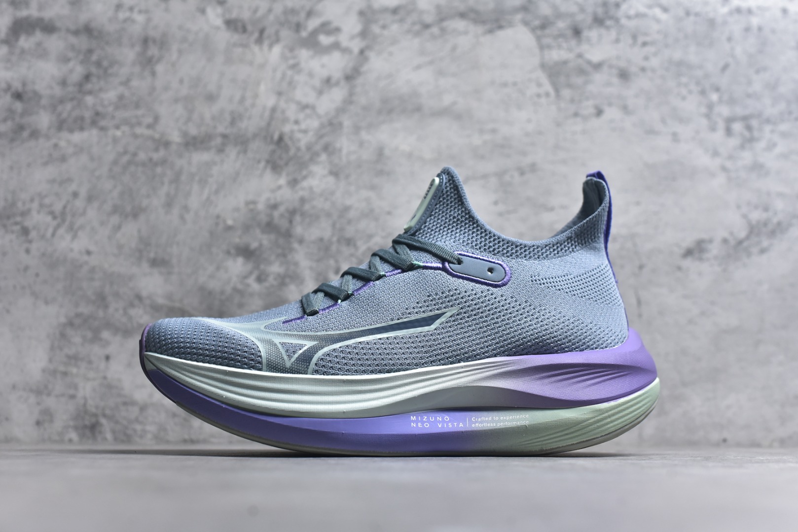 #Mizuno Neo Vista Y2K柔软舒适减震耐磨支撑 低帮休闲跑步鞋 男女同款 美津浓（Mizuno）是日本美津浓株式会社于1906年创立的运动品牌，经过一个多世纪的不断努力现已成为世界著名的运动器具、服装和鞋类生产商。美津浓力求服务于各类运动项目，并竭力使运动生活更加愉快和振奋。产品种类齐全，覆盖几乎全部主要运动项目，达到30万多个品类。尺码：36 36.5 37.5 38 38.5 39 40 40.5 41 42 42.5 43 44 44.5 45-选品中心