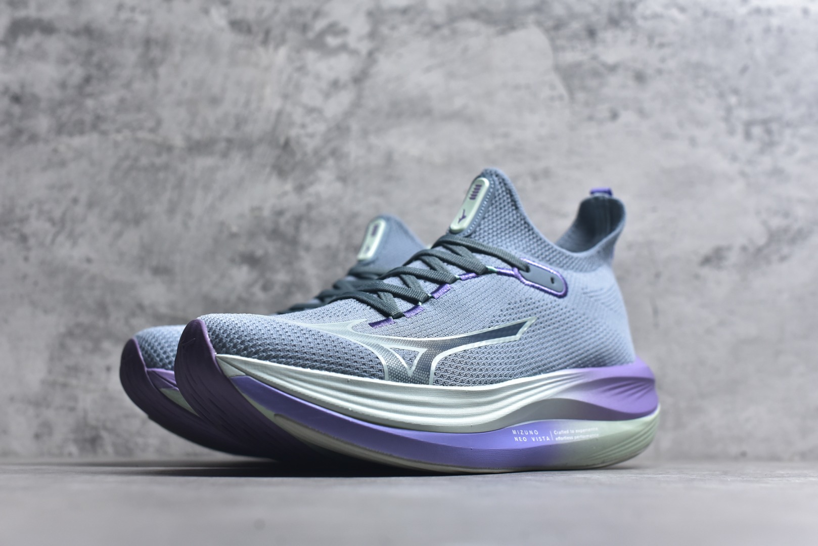 图片[2]-#Mizuno Neo Vista Y2K柔软舒适减震耐磨支撑 低帮休闲跑步鞋 男女同款 美津浓（Mizuno）是日本美津浓株式会社于1906年创立的运动品牌，经过一个多世纪的不断努力现已成为世界著名的运动器具、服装和鞋类生产商。美津浓力求服务于各类运动项目，并竭力使运动生活更加愉快和振奋。产品种类齐全，覆盖几乎全部主要运动项目，达到30万多个品类。尺码：36 36.5 37.5 38 38.5 39 40 40.5 41 42 42.5 43 44 44.5 45-选品中心