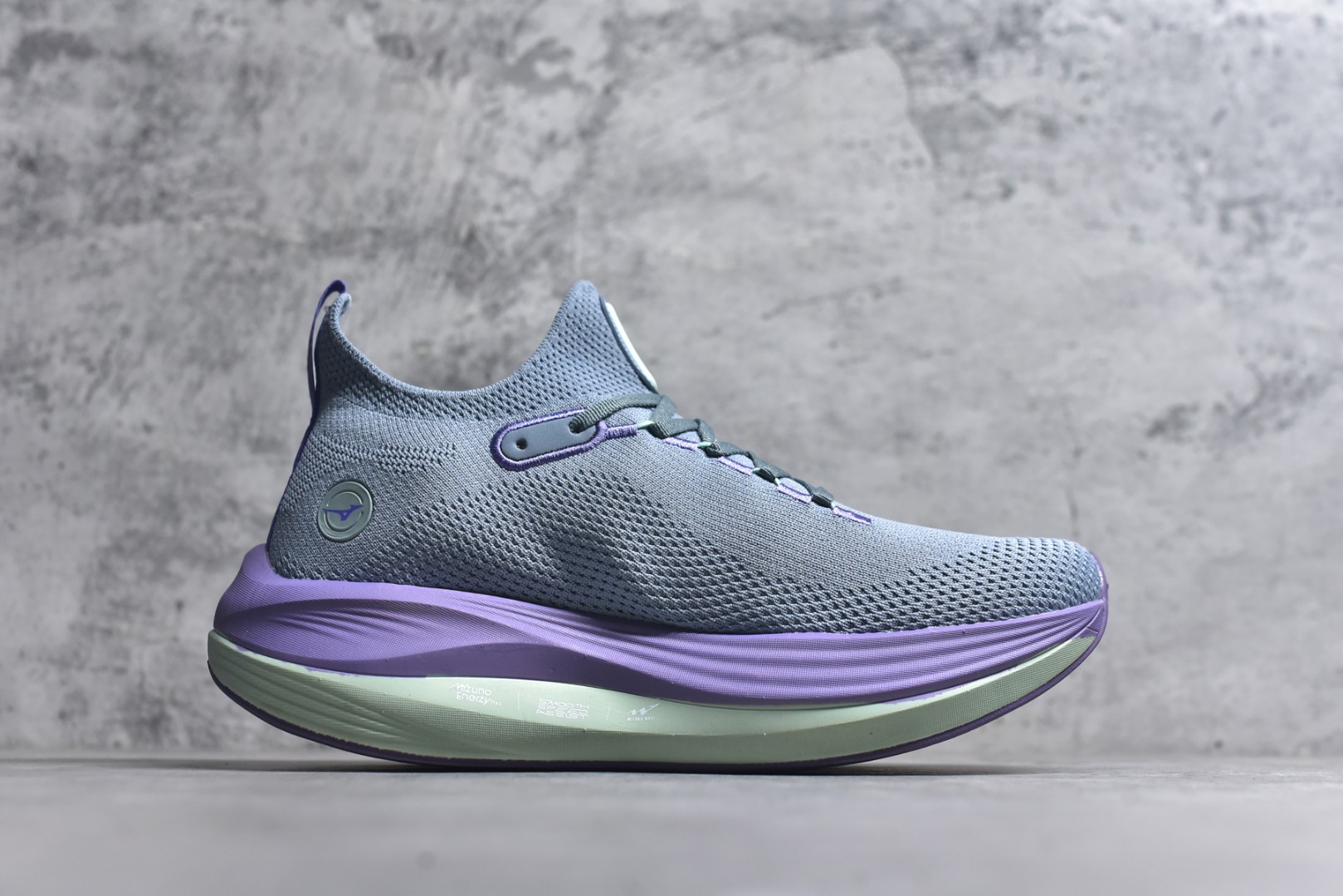 图片[3]-#Mizuno Neo Vista Y2K柔软舒适减震耐磨支撑 低帮休闲跑步鞋 男女同款 美津浓（Mizuno）是日本美津浓株式会社于1906年创立的运动品牌，经过一个多世纪的不断努力现已成为世界著名的运动器具、服装和鞋类生产商。美津浓力求服务于各类运动项目，并竭力使运动生活更加愉快和振奋。产品种类齐全，覆盖几乎全部主要运动项目，达到30万多个品类。尺码：36 36.5 37.5 38 38.5 39 40 40.5 41 42 42.5 43 44 44.5 45-选品中心