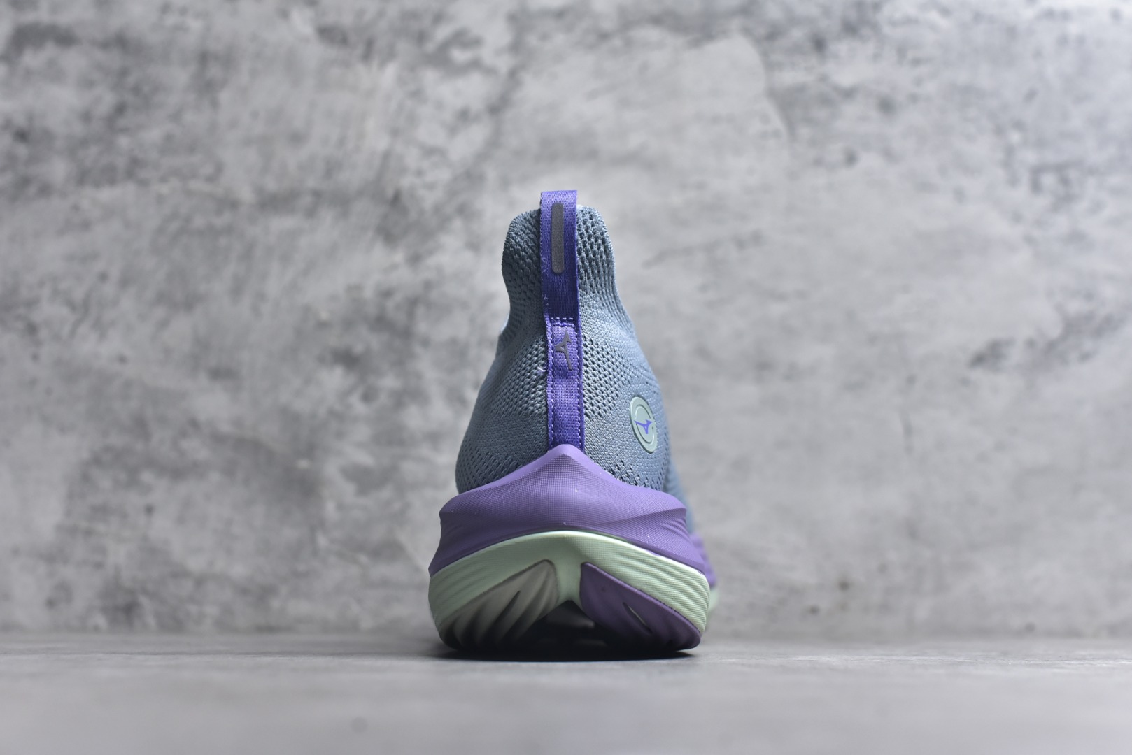 图片[5]-#Mizuno Neo Vista Y2K柔软舒适减震耐磨支撑 低帮休闲跑步鞋 男女同款 美津浓（Mizuno）是日本美津浓株式会社于1906年创立的运动品牌，经过一个多世纪的不断努力现已成为世界著名的运动器具、服装和鞋类生产商。美津浓力求服务于各类运动项目，并竭力使运动生活更加愉快和振奋。产品种类齐全，覆盖几乎全部主要运动项目，达到30万多个品类。尺码：36 36.5 37.5 38 38.5 39 40 40.5 41 42 42.5 43 44 44.5 45-选品中心