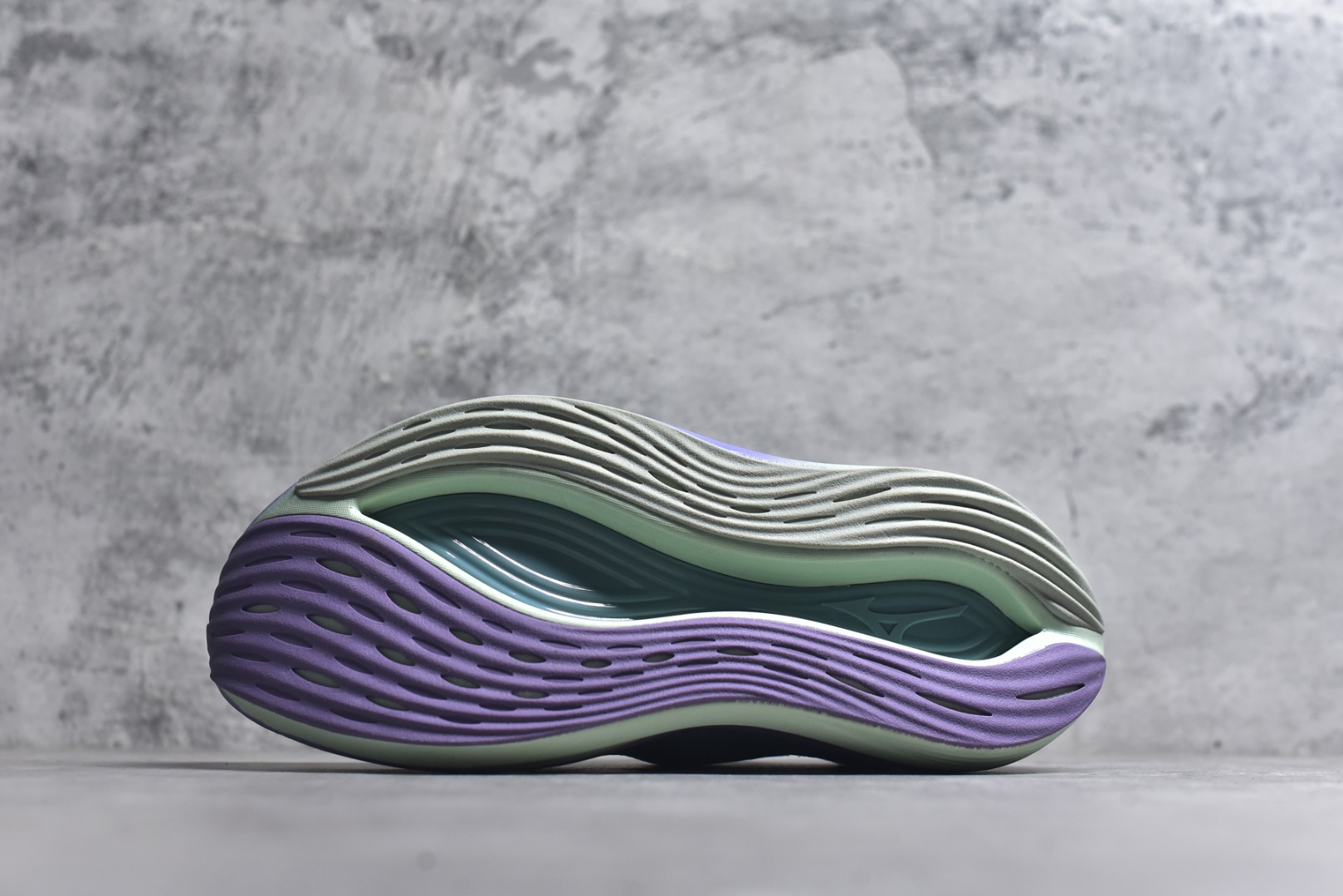 图片[6]-#Mizuno Neo Vista Y2K柔软舒适减震耐磨支撑 低帮休闲跑步鞋 男女同款 美津浓（Mizuno）是日本美津浓株式会社于1906年创立的运动品牌，经过一个多世纪的不断努力现已成为世界著名的运动器具、服装和鞋类生产商。美津浓力求服务于各类运动项目，并竭力使运动生活更加愉快和振奋。产品种类齐全，覆盖几乎全部主要运动项目，达到30万多个品类。尺码：36 36.5 37.5 38 38.5 39 40 40.5 41 42 42.5 43 44 44.5 45-选品中心