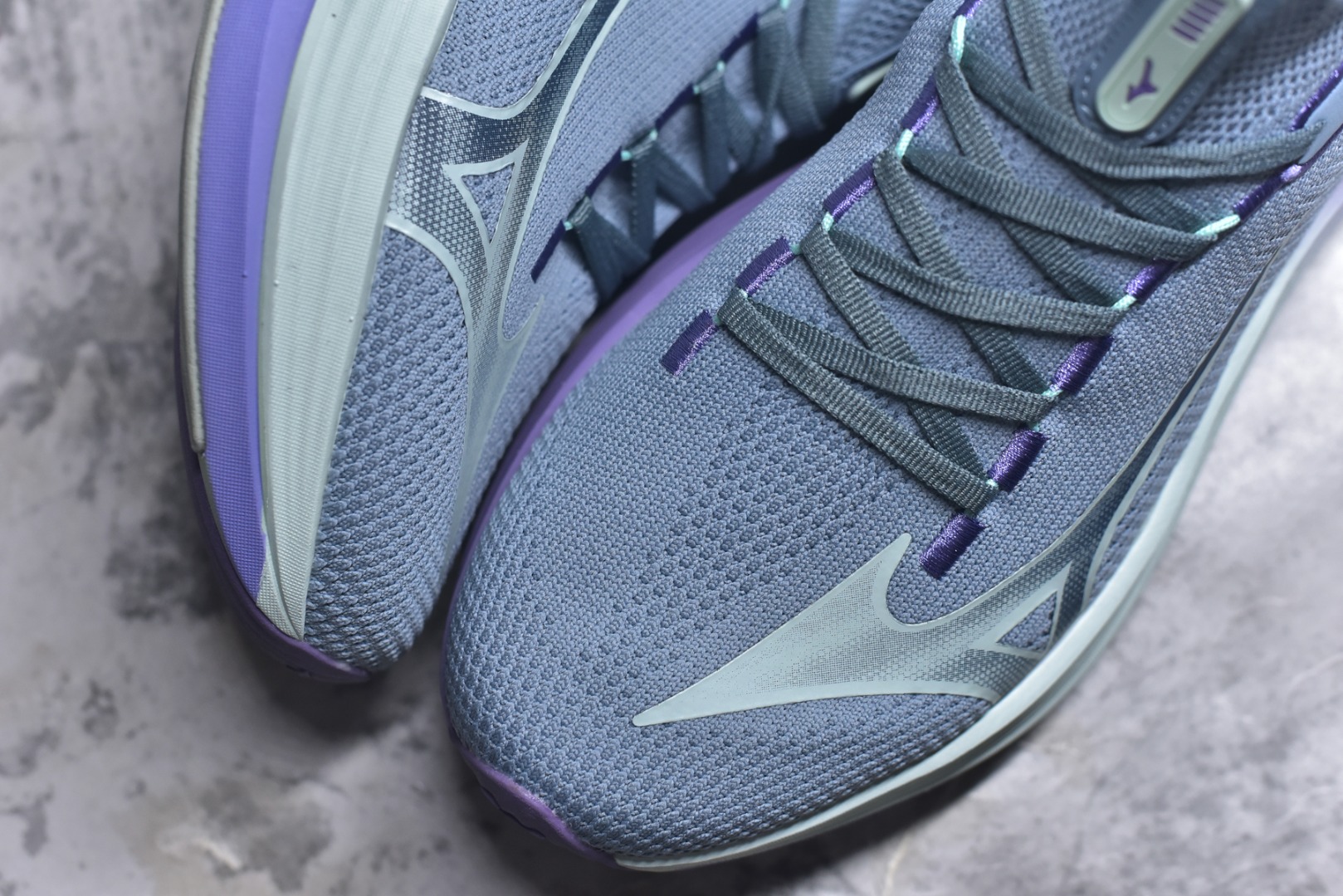 图片[8]-#Mizuno Neo Vista Y2K柔软舒适减震耐磨支撑 低帮休闲跑步鞋 男女同款 美津浓（Mizuno）是日本美津浓株式会社于1906年创立的运动品牌，经过一个多世纪的不断努力现已成为世界著名的运动器具、服装和鞋类生产商。美津浓力求服务于各类运动项目，并竭力使运动生活更加愉快和振奋。产品种类齐全，覆盖几乎全部主要运动项目，达到30万多个品类。尺码：36 36.5 37.5 38 38.5 39 40 40.5 41 42 42.5 43 44 44.5 45-选品中心