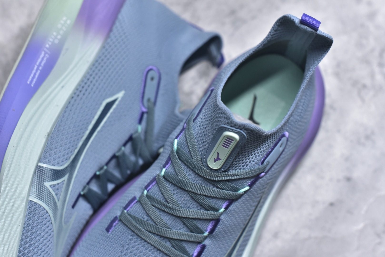 图片[9]-#Mizuno Neo Vista Y2K柔软舒适减震耐磨支撑 低帮休闲跑步鞋 男女同款 美津浓（Mizuno）是日本美津浓株式会社于1906年创立的运动品牌，经过一个多世纪的不断努力现已成为世界著名的运动器具、服装和鞋类生产商。美津浓力求服务于各类运动项目，并竭力使运动生活更加愉快和振奋。产品种类齐全，覆盖几乎全部主要运动项目，达到30万多个品类。尺码：36 36.5 37.5 38 38.5 39 40 40.5 41 42 42.5 43 44 44.5 45-选品中心