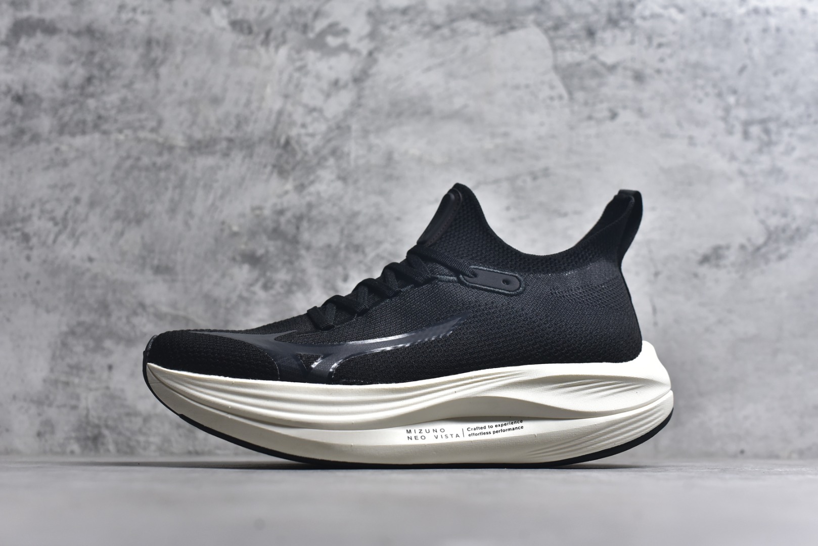 #Mizuno Neo Vista Y2K柔软舒适减震耐磨支撑 低帮休闲跑步鞋 男女同款 美津浓（Mizuno）是日本美津浓株式会社于1906年创立的运动品牌，经过一个多世纪的不断努力现已成为世界著名的运动器具、服装和鞋类生产商。美津浓力求服务于各类运动项目，并竭力使运动生活更加愉快和振奋。产品种类齐全，覆盖几乎全部主要运动项目，达到30万多个品类。尺码：36 36.5 37.5 38 38.5 39 40 40.5 41 42 42.5 43 44 44.5 45-选品中心