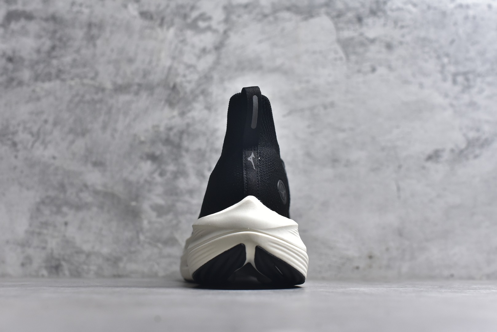 图片[5]-#Mizuno Neo Vista Y2K柔软舒适减震耐磨支撑 低帮休闲跑步鞋 男女同款 美津浓（Mizuno）是日本美津浓株式会社于1906年创立的运动品牌，经过一个多世纪的不断努力现已成为世界著名的运动器具、服装和鞋类生产商。美津浓力求服务于各类运动项目，并竭力使运动生活更加愉快和振奋。产品种类齐全，覆盖几乎全部主要运动项目，达到30万多个品类。尺码：36 36.5 37.5 38 38.5 39 40 40.5 41 42 42.5 43 44 44.5 45-选品中心