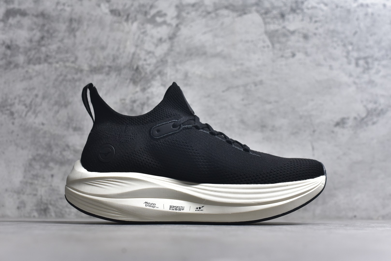 图片[3]-#Mizuno Neo Vista Y2K柔软舒适减震耐磨支撑 低帮休闲跑步鞋 男女同款 美津浓（Mizuno）是日本美津浓株式会社于1906年创立的运动品牌，经过一个多世纪的不断努力现已成为世界著名的运动器具、服装和鞋类生产商。美津浓力求服务于各类运动项目，并竭力使运动生活更加愉快和振奋。产品种类齐全，覆盖几乎全部主要运动项目，达到30万多个品类。尺码：36 36.5 37.5 38 38.5 39 40 40.5 41 42 42.5 43 44 44.5 45-选品中心