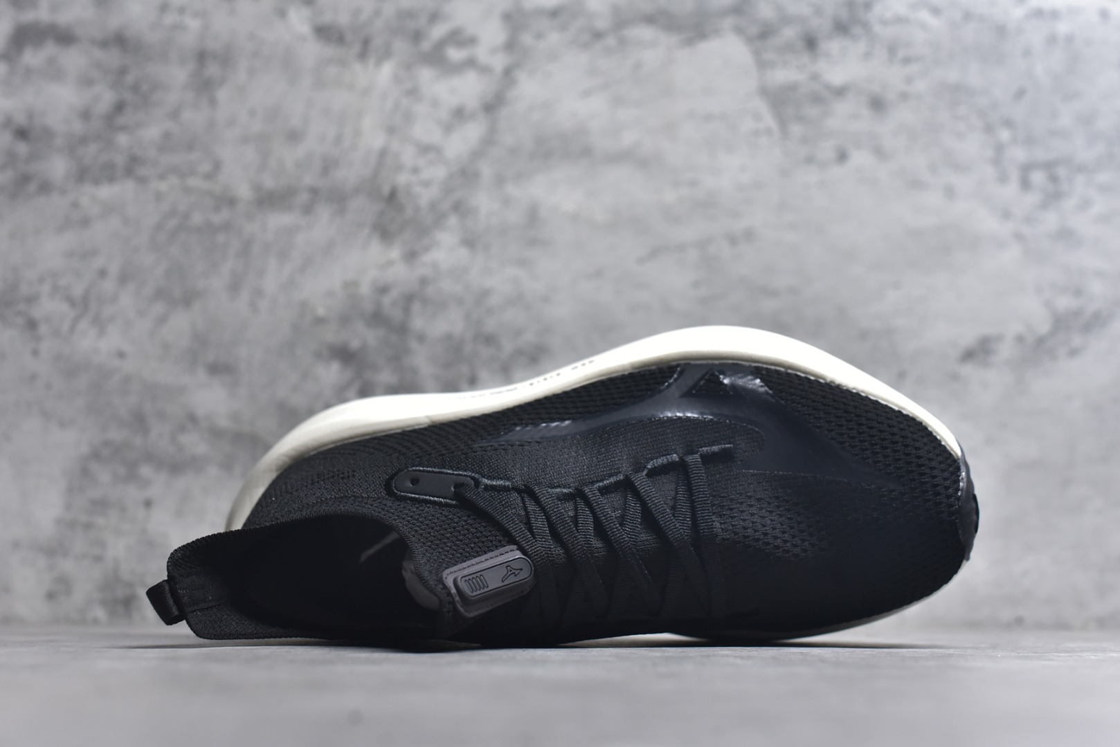 图片[4]-#Mizuno Neo Vista Y2K柔软舒适减震耐磨支撑 低帮休闲跑步鞋 男女同款 美津浓（Mizuno）是日本美津浓株式会社于1906年创立的运动品牌，经过一个多世纪的不断努力现已成为世界著名的运动器具、服装和鞋类生产商。美津浓力求服务于各类运动项目，并竭力使运动生活更加愉快和振奋。产品种类齐全，覆盖几乎全部主要运动项目，达到30万多个品类。尺码：36 36.5 37.5 38 38.5 39 40 40.5 41 42 42.5 43 44 44.5 45-选品中心