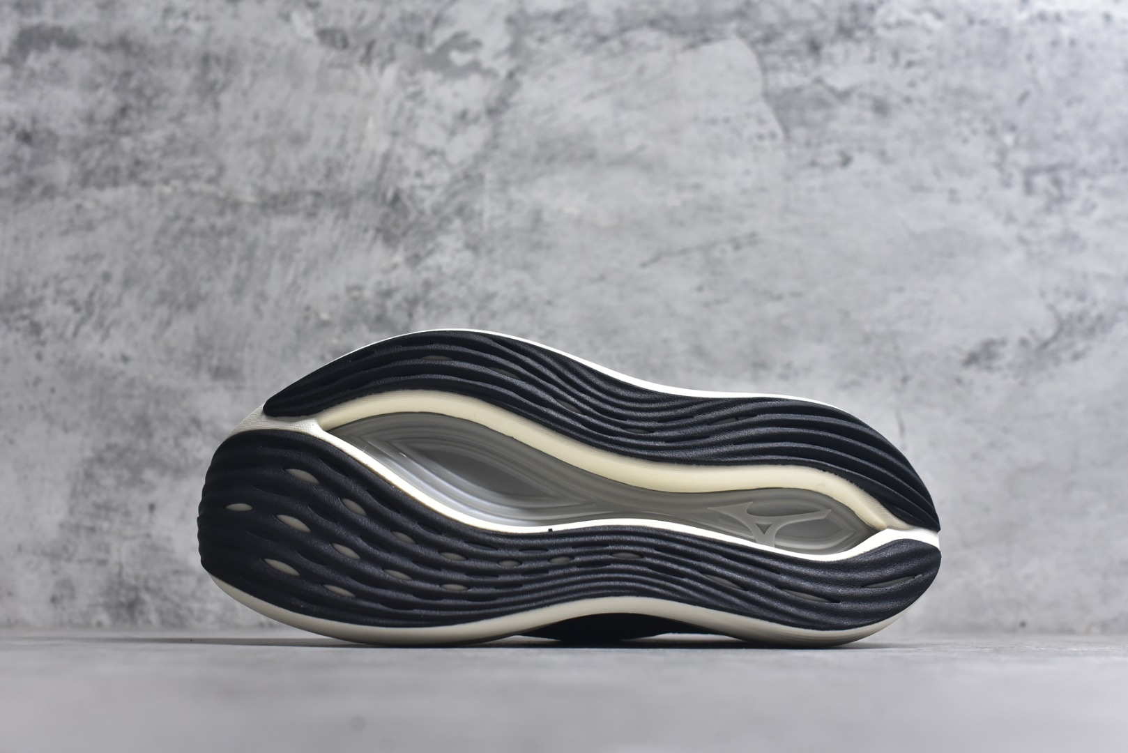 图片[6]-#Mizuno Neo Vista Y2K柔软舒适减震耐磨支撑 低帮休闲跑步鞋 男女同款 美津浓（Mizuno）是日本美津浓株式会社于1906年创立的运动品牌，经过一个多世纪的不断努力现已成为世界著名的运动器具、服装和鞋类生产商。美津浓力求服务于各类运动项目，并竭力使运动生活更加愉快和振奋。产品种类齐全，覆盖几乎全部主要运动项目，达到30万多个品类。尺码：36 36.5 37.5 38 38.5 39 40 40.5 41 42 42.5 43 44 44.5 45-选品中心