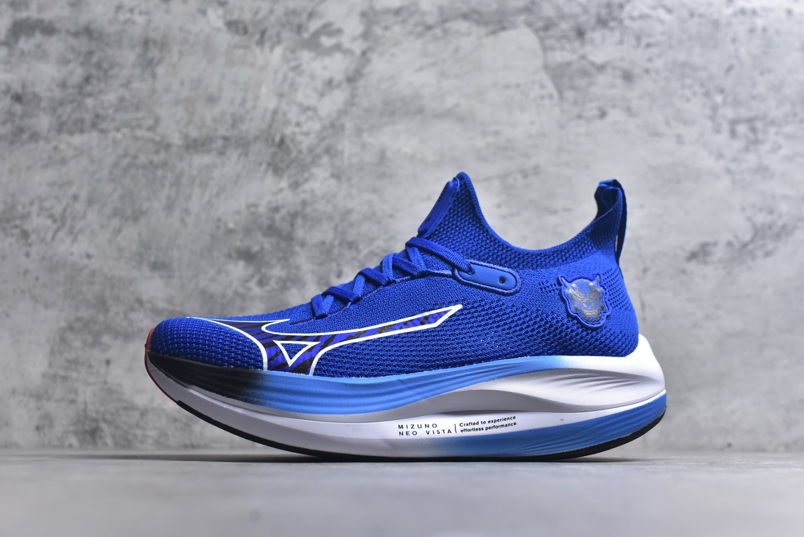 #Mizuno Neo Vista Y2K柔软舒适减震耐磨支撑 低帮休闲跑步鞋 男女同款 美津浓（Mizuno）是日本美津浓株式会社于1906年创立的运动品牌，经过一个多世纪的不断努力现已成为世界著名的运动器具、服装和鞋类生产商。美津浓力求服务于各类运动项目，并竭力使运动生活更加愉快和振奋。产品种类齐全，覆盖几乎全部主要运动项目，达到30万多个品类。尺码：36 36.5 37.5 38 38.5 39 40 40.5 41 42 42.5 43 44 44.5 45-选品中心