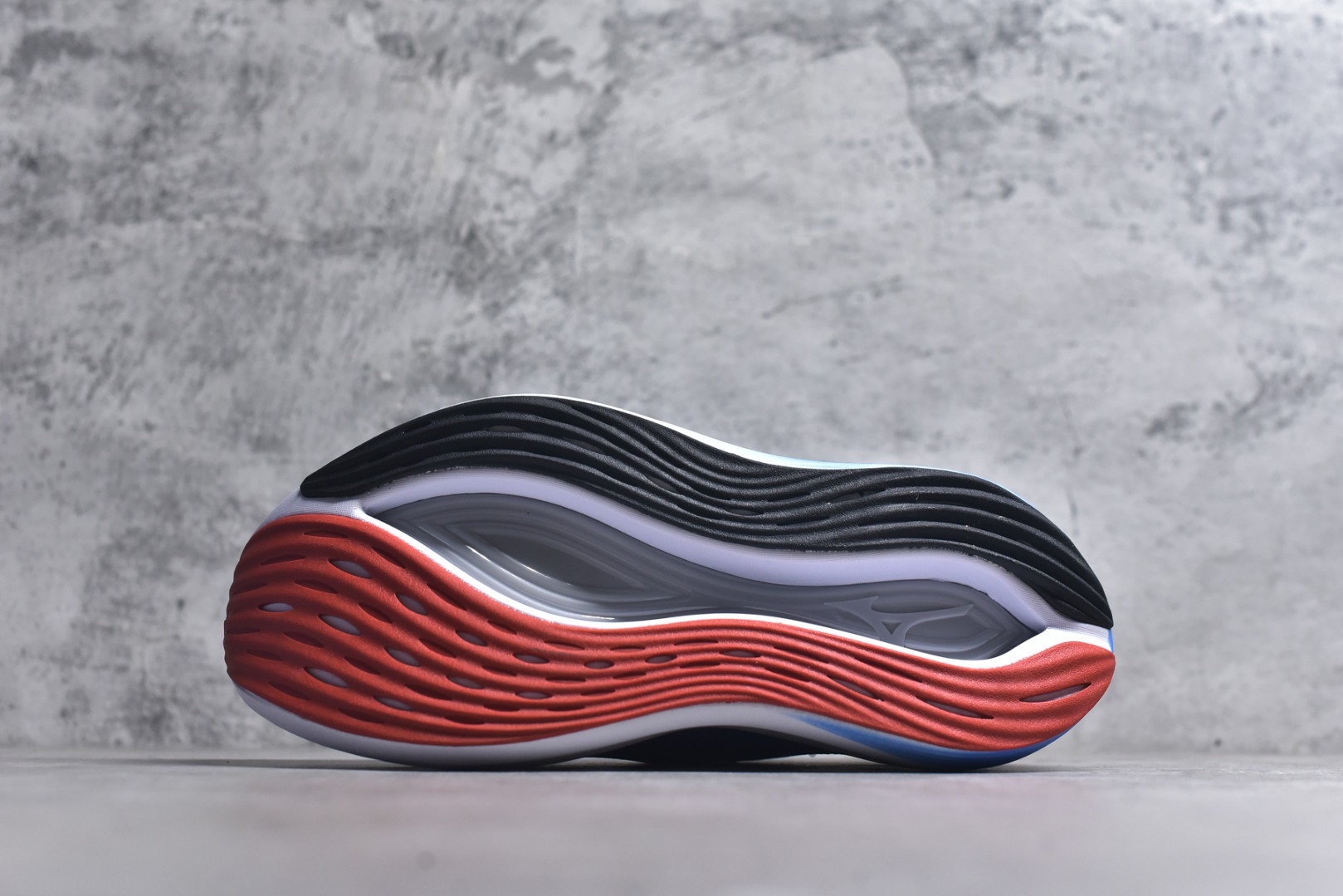 图片[6]-#Mizuno Neo Vista Y2K柔软舒适减震耐磨支撑 低帮休闲跑步鞋 男女同款 美津浓（Mizuno）是日本美津浓株式会社于1906年创立的运动品牌，经过一个多世纪的不断努力现已成为世界著名的运动器具、服装和鞋类生产商。美津浓力求服务于各类运动项目，并竭力使运动生活更加愉快和振奋。产品种类齐全，覆盖几乎全部主要运动项目，达到30万多个品类。尺码：36 36.5 37.5 38 38.5 39 40 40.5 41 42 42.5 43 44 44.5 45-选品中心