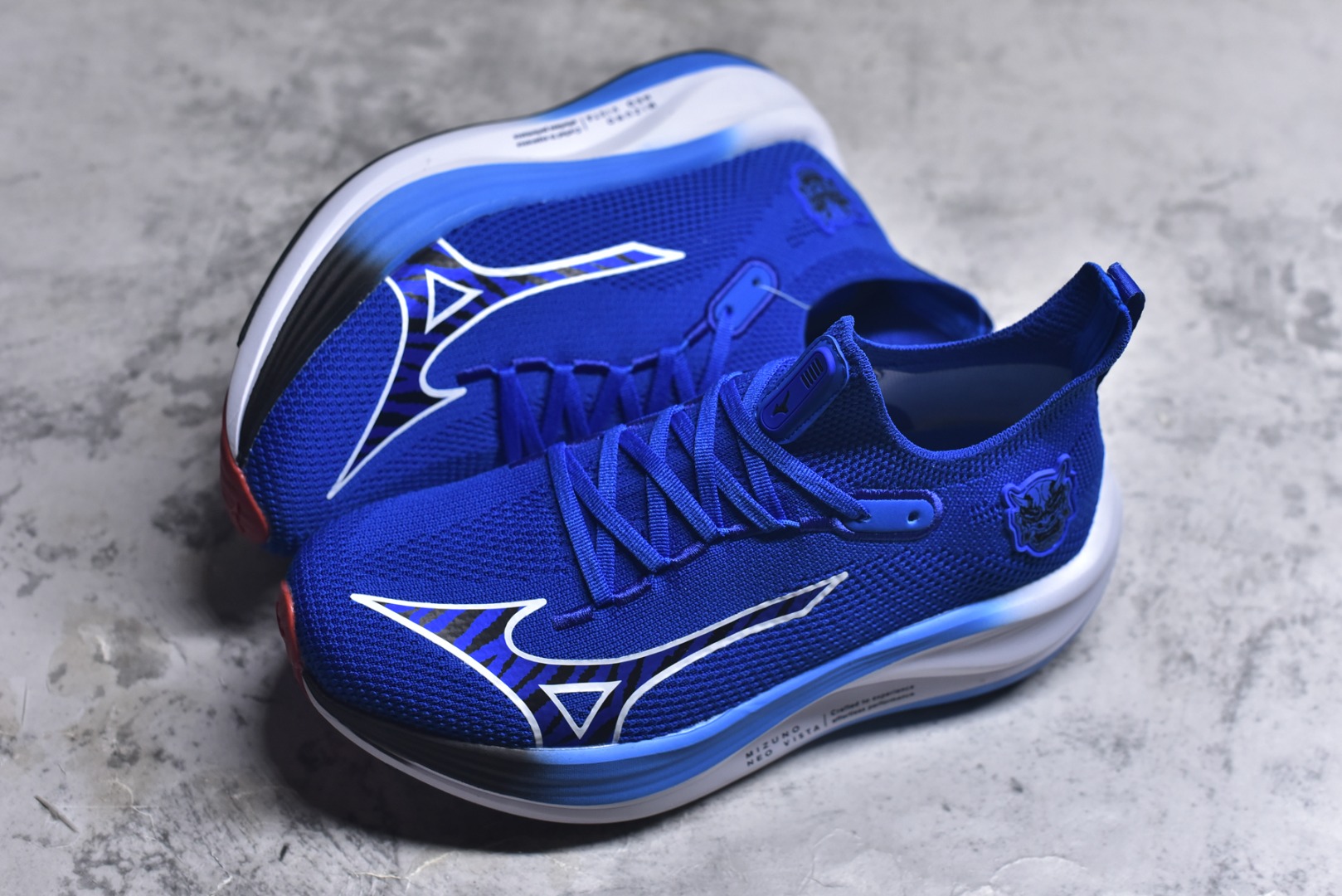 图片[7]-#Mizuno Neo Vista Y2K柔软舒适减震耐磨支撑 低帮休闲跑步鞋 男女同款 美津浓（Mizuno）是日本美津浓株式会社于1906年创立的运动品牌，经过一个多世纪的不断努力现已成为世界著名的运动器具、服装和鞋类生产商。美津浓力求服务于各类运动项目，并竭力使运动生活更加愉快和振奋。产品种类齐全，覆盖几乎全部主要运动项目，达到30万多个品类。尺码：36 36.5 37.5 38 38.5 39 40 40.5 41 42 42.5 43 44 44.5 45-选品中心