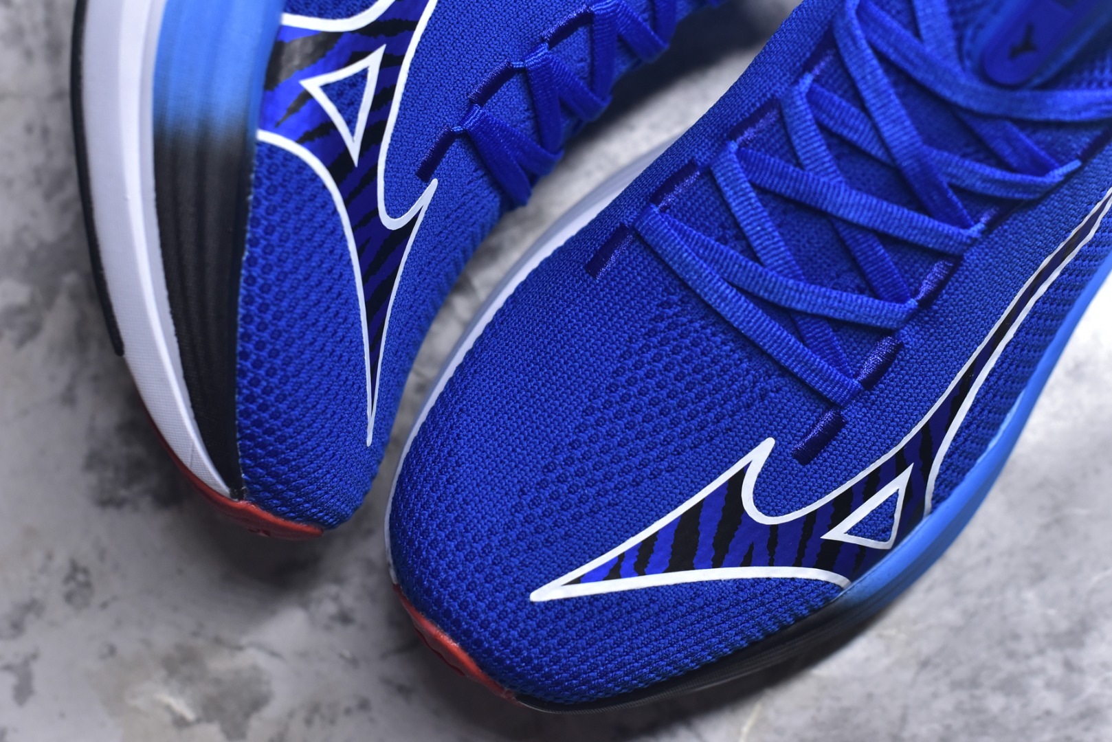 图片[8]-#Mizuno Neo Vista Y2K柔软舒适减震耐磨支撑 低帮休闲跑步鞋 男女同款 美津浓（Mizuno）是日本美津浓株式会社于1906年创立的运动品牌，经过一个多世纪的不断努力现已成为世界著名的运动器具、服装和鞋类生产商。美津浓力求服务于各类运动项目，并竭力使运动生活更加愉快和振奋。产品种类齐全，覆盖几乎全部主要运动项目，达到30万多个品类。尺码：36 36.5 37.5 38 38.5 39 40 40.5 41 42 42.5 43 44 44.5 45-选品中心